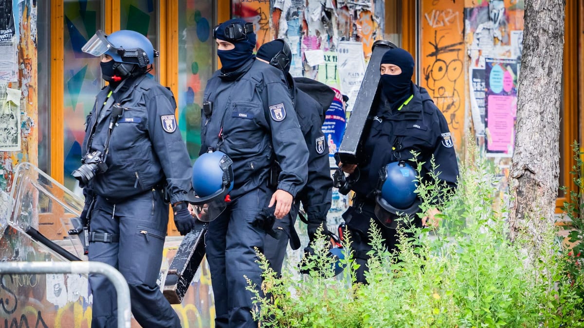 Berlin-Friedrichshain: 700 Beamte der Polizei durchsuchen Rigaer Straße 94