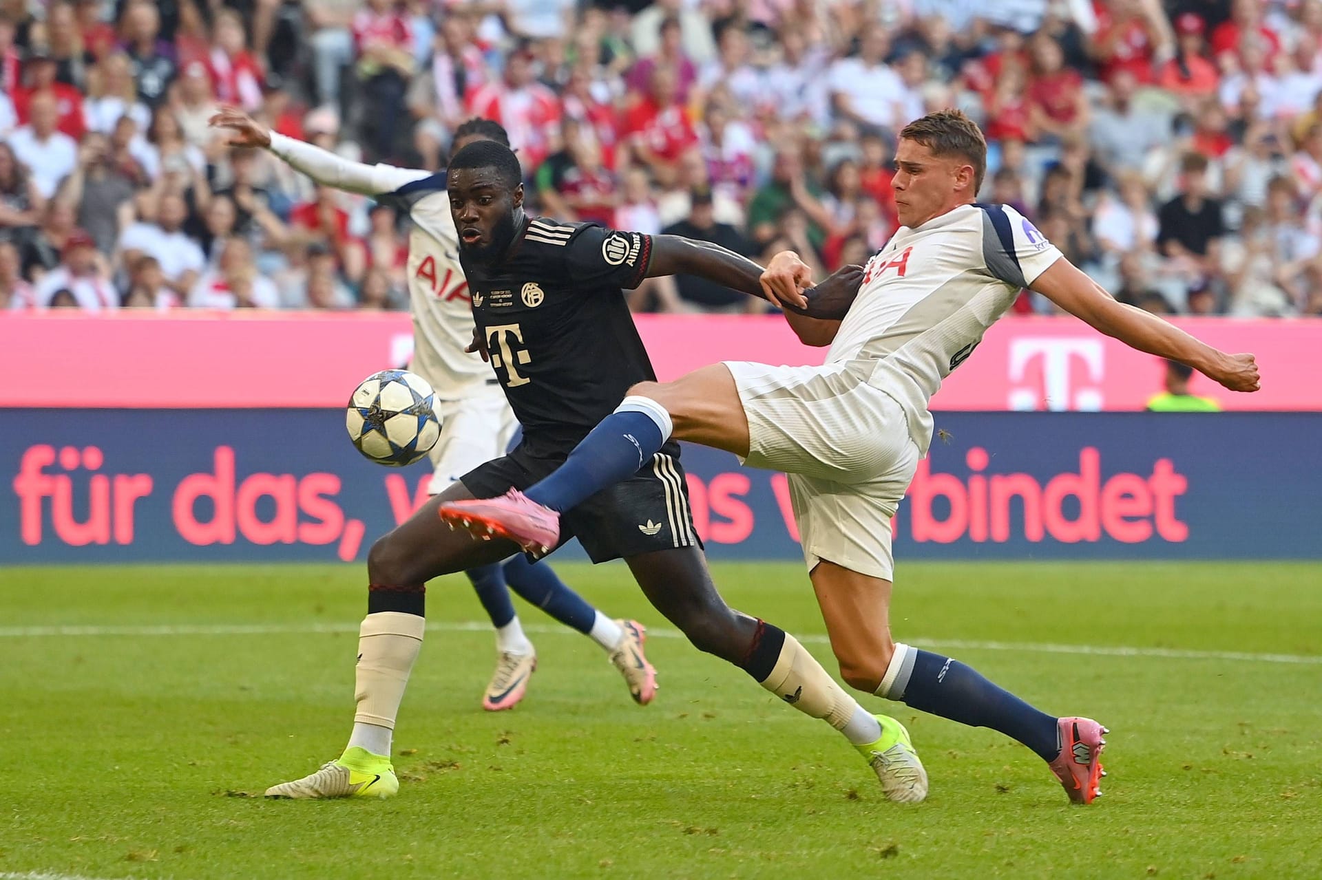 Dayot Upamecano (bis 67.): Erlaubte sich einen schlimmen Fehlpass, der von Tottenhams Offensive aber nicht bestraft wurde (20.). Ansonsten lieferte er eine souveräne Vorstellung ab. Tahs Ruhe tut auch ihm gut. Note 3
