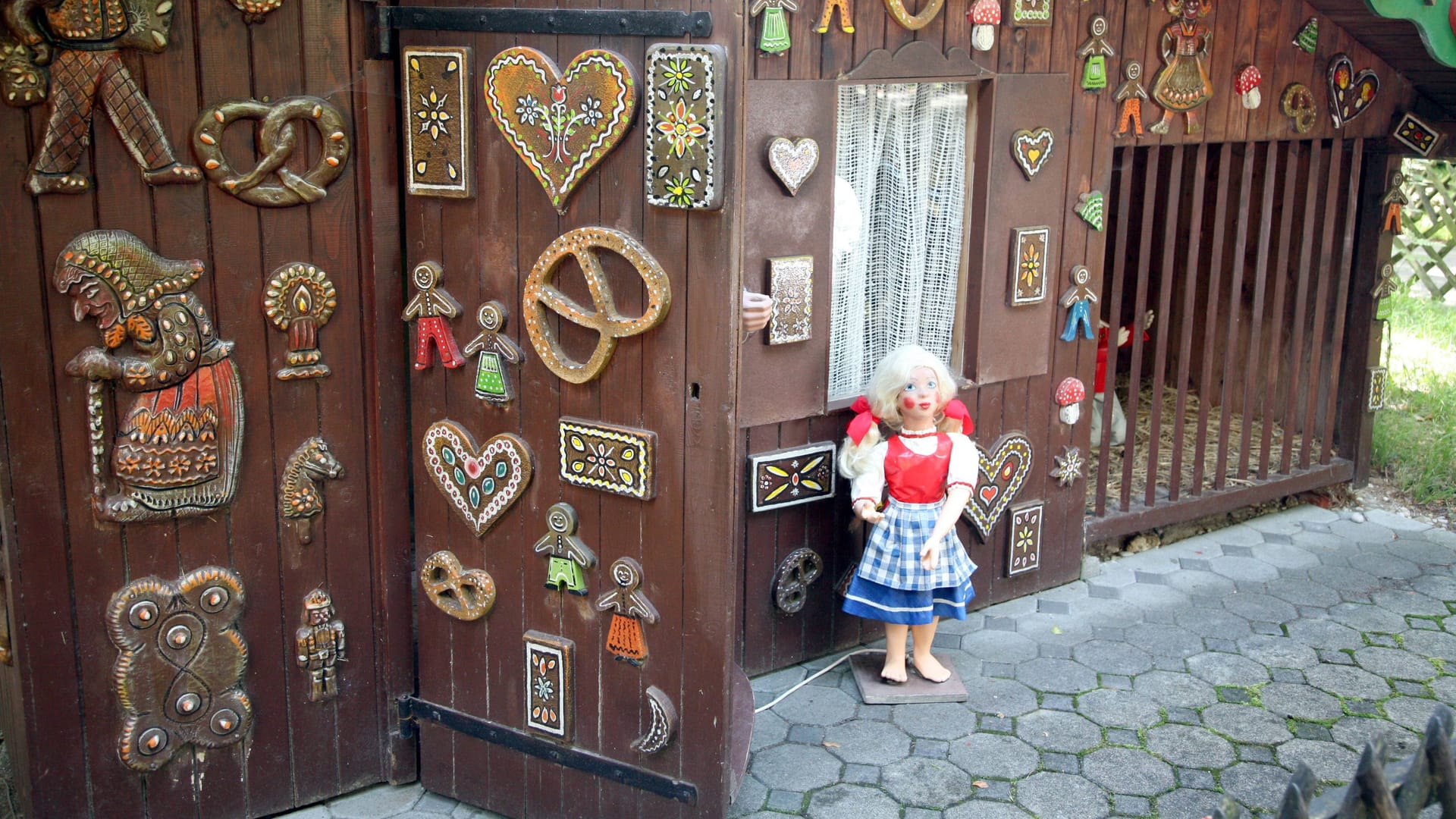 Puppen von Hänsel und Gretel im Märchenwald Isartal in Wolfratshausen (Archivbild). Der Freizeitpark ist bei Familien sehr beliebt.