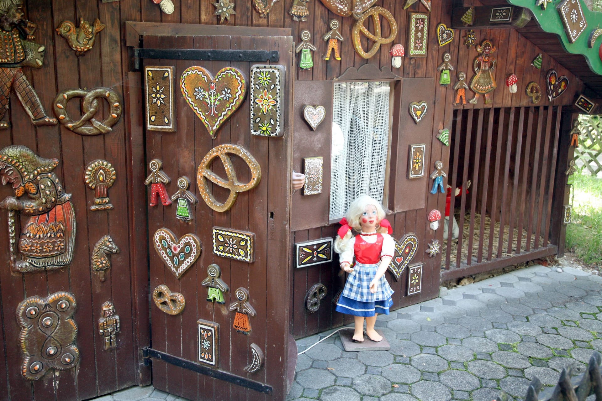 Puppen von Hänsel und Gretel im Märchenwald Isartal in Wolfratshausen (Archivbild). Der Freizeitpark ist bei Familien sehr beliebt. Puppen von Hänsel und Gretel im Märchenwald Isartal in Wolfratshausen (Archivbild). Der Freizeitpark ist bei Familien sehr beliebt.