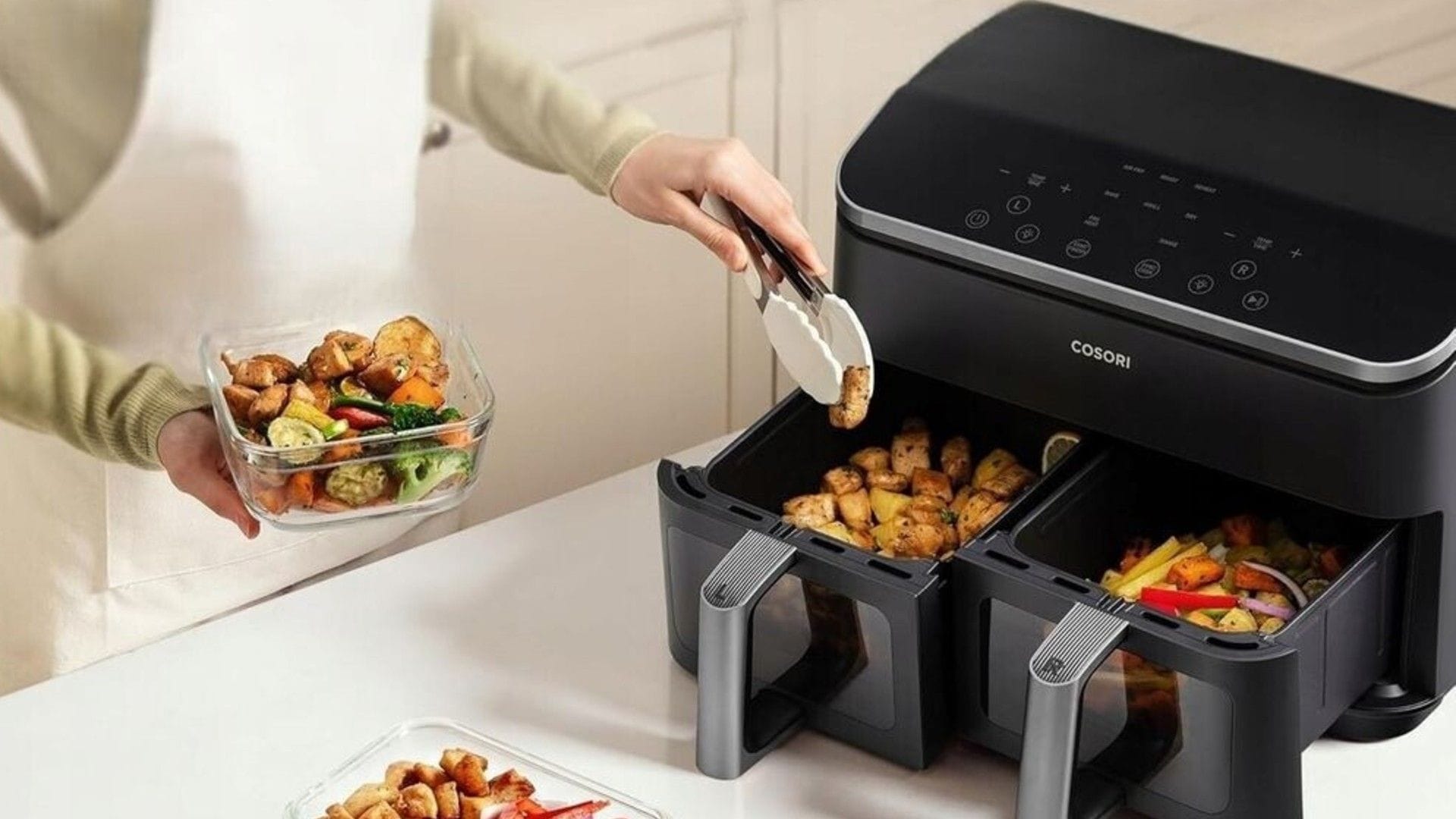 Die Testsieger-Heißluftfritteuse von Cosori mit zwei Kammern gibt es bei Amazon im Angebot. Die Testsieger-Heißluftfritteuse von Cosori mit zwei Kammern gibt es bei Amazon im Angebot.