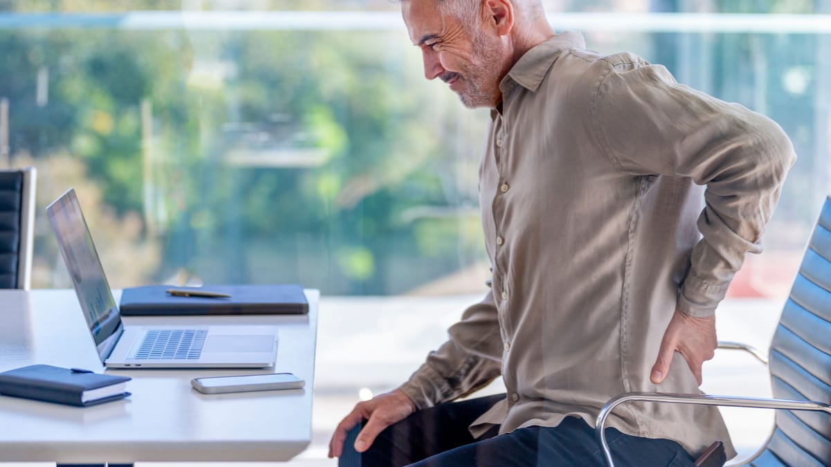 Rückenschmerzen: Warum ständiges Sitzen gar nicht gut ist