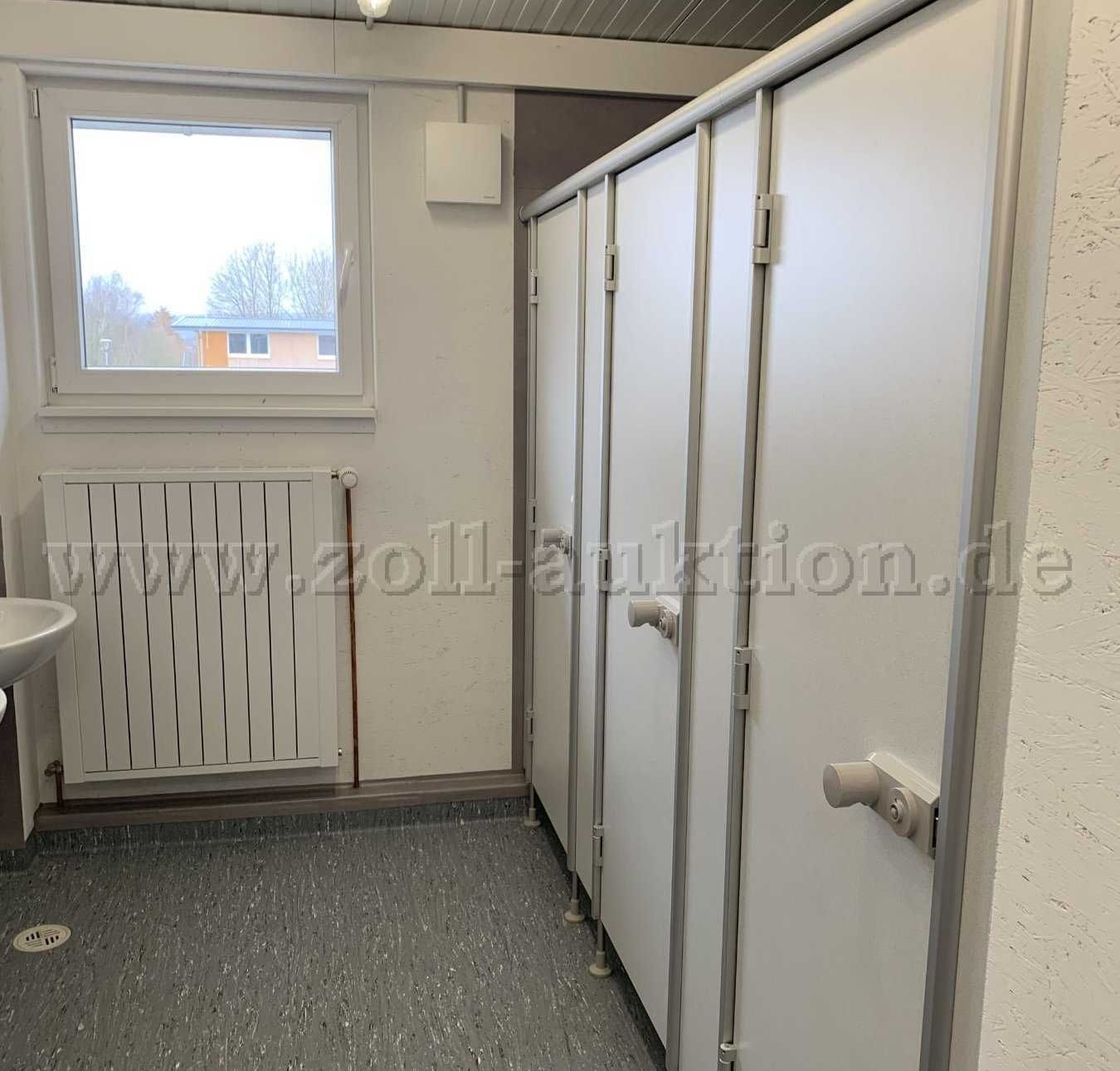 Zum Haus gehören auch sanitäre Einrichtungen: Es handelt sich um insgesamt 16 Toiletten mit Deckel, dazu 24 Handwaschbecken und 12 Duschkabinen.