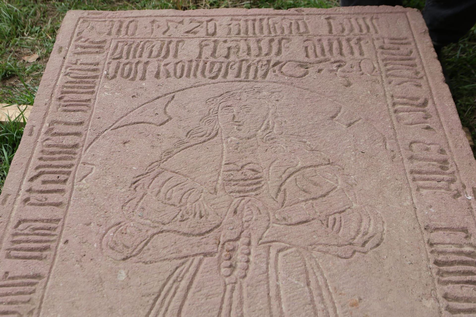 Die Grabplatte von Gerrun von Königstein (Archivbild): Sie liegt am ehemaligen Kloster Himmelpforte und wurde nun angehoben.