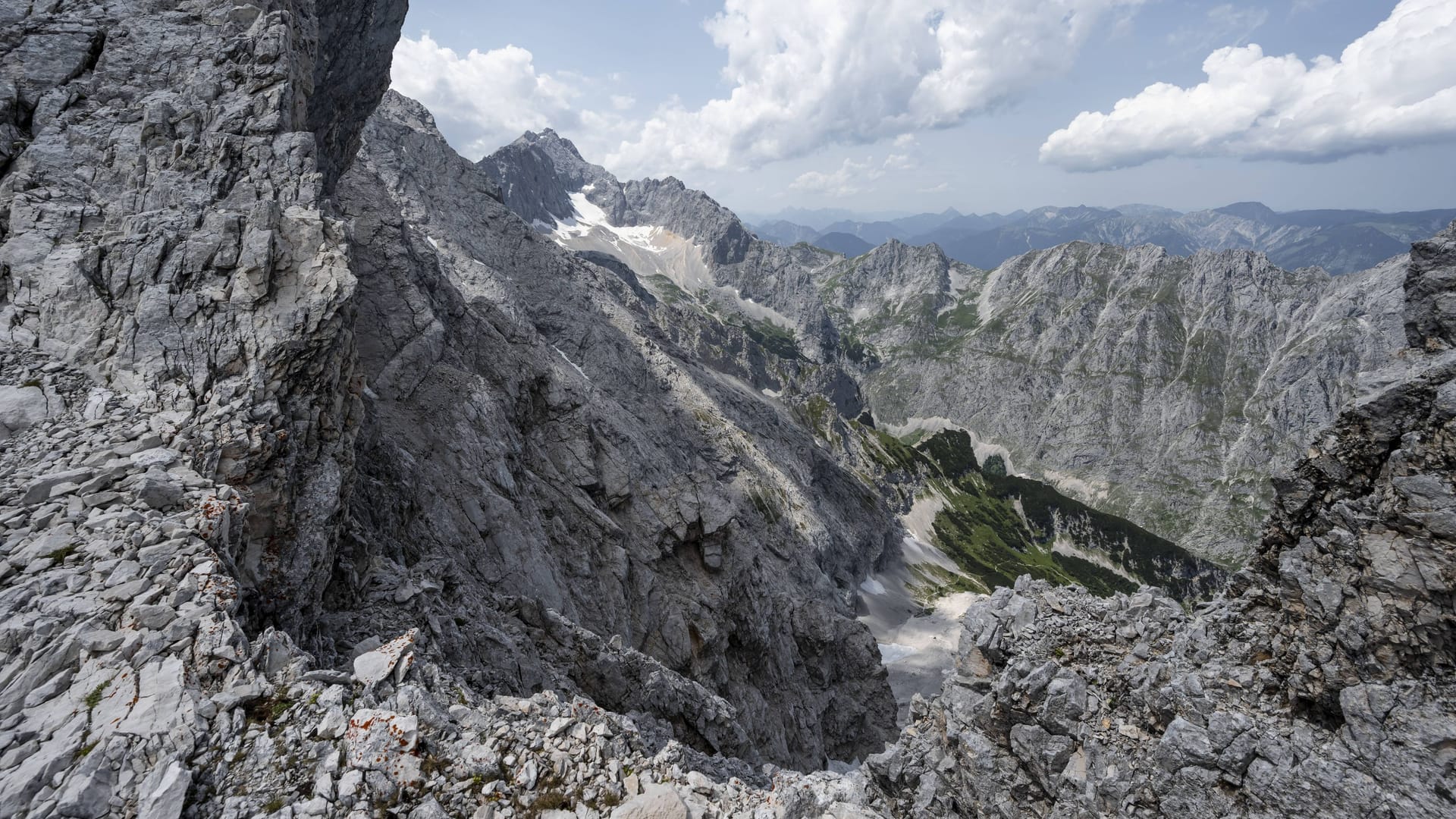 Der Jubiläumsgrat an der Zugspitze (Archivbild): Auf dem Klettersteig stürzte ein deutscher Wanderer in die Tiefe.