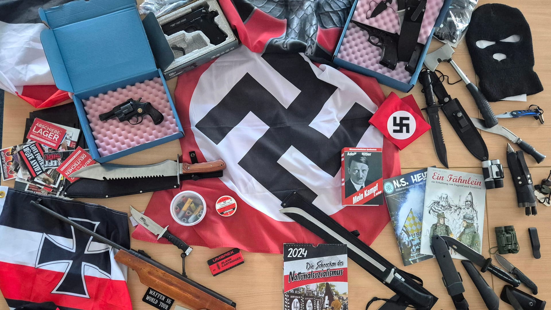 Messer, Masken, Propagandamaterial: Diese sichergestellten Gegenstände fanden die Beamten während der Durchsuchungen. Messer, Masken, Propagandamaterial: Diese sichergestellten Gegenstände fanden die Beamten während der Durchsuchungen.