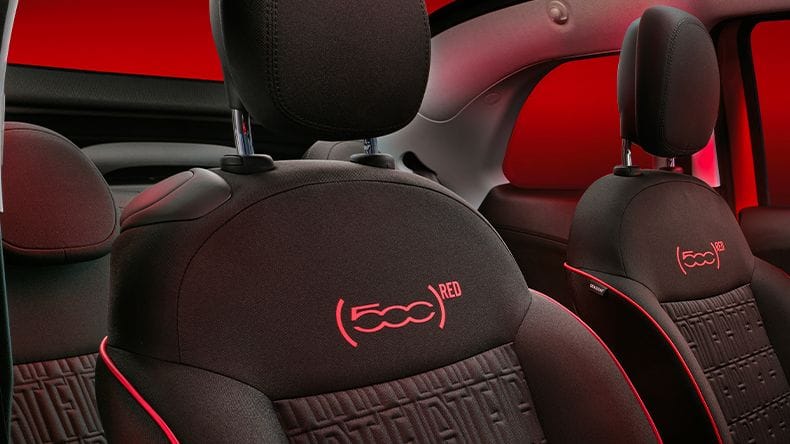 Die schwarzen Stoffsitze mit (RED)-Monogramm bieten hohen Sitzkomfort und unterstreichen das stylische Interieur des Fiat 500C RED Elektro. Die schwarzen Stoffsitze mit (RED)-Monogramm bieten hohen Sitzkomfort und unterstreichen das stylische Interieur des Fiat 500C RED Elektro.