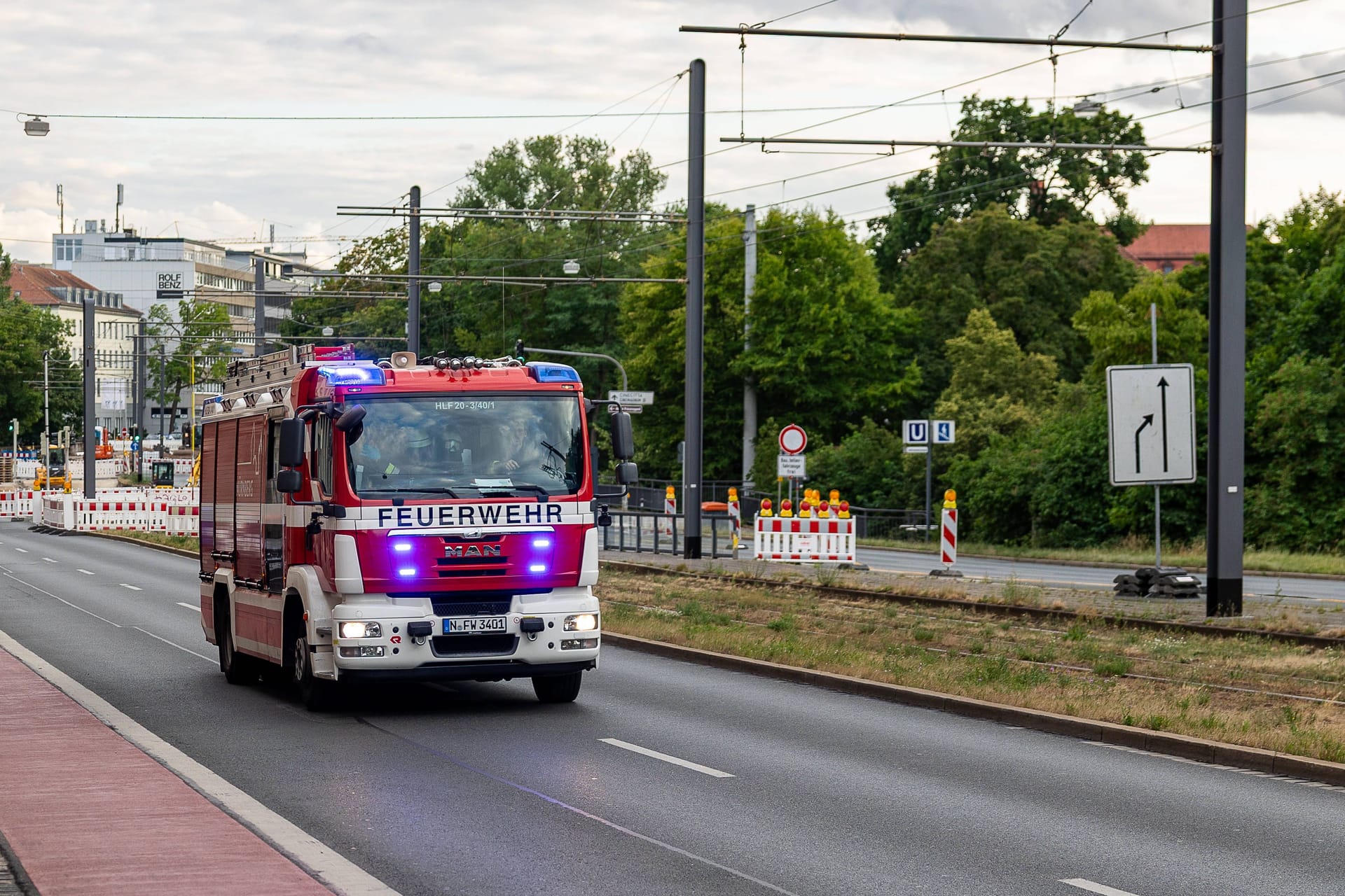 Ein Feuerwehrauto auf Einsatzfahrt in Nürnberg (Archivbild):