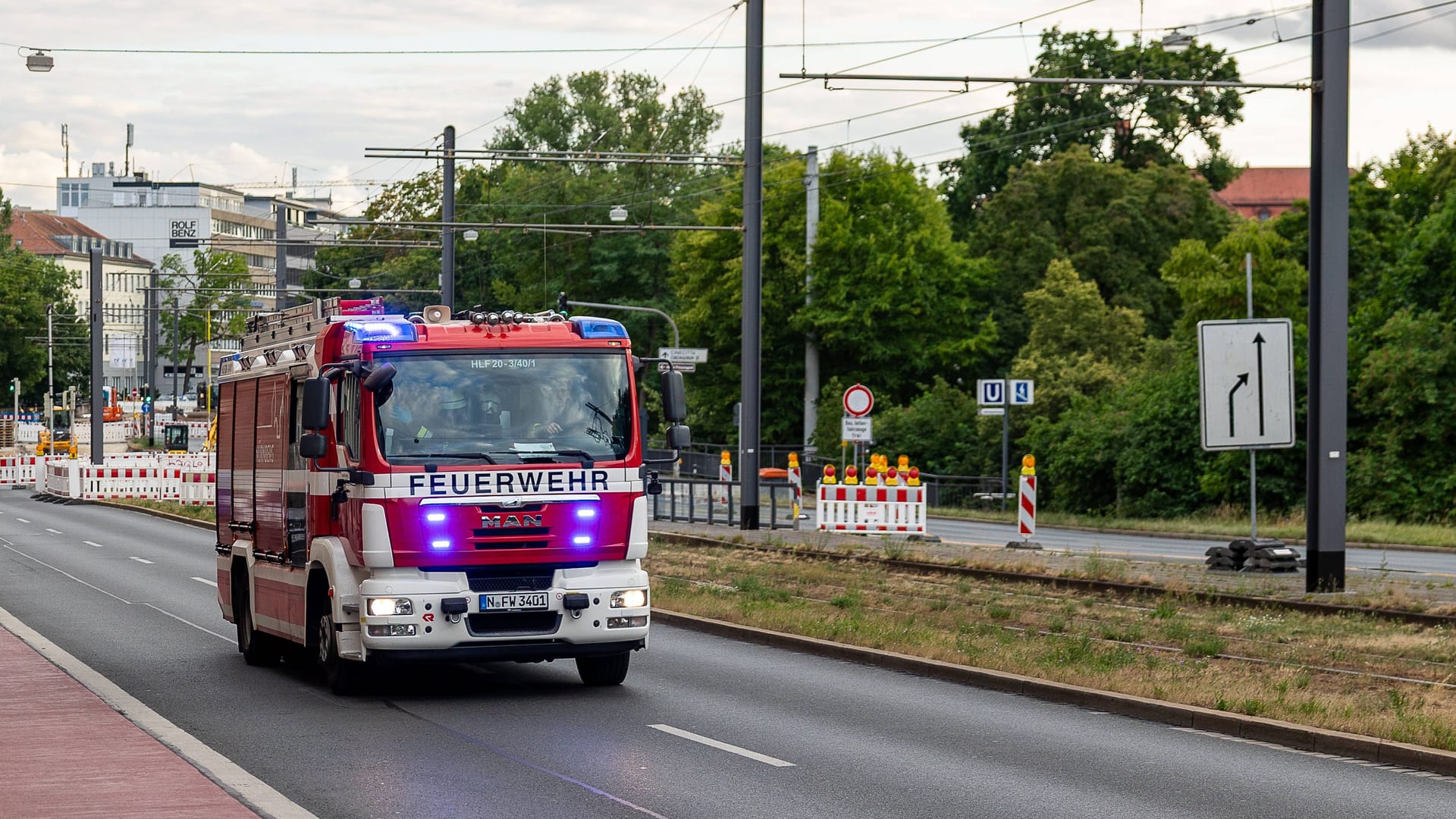 Ein Feuerwehrauto auf Einsatzfahrt in Nürnberg (Archivbild):