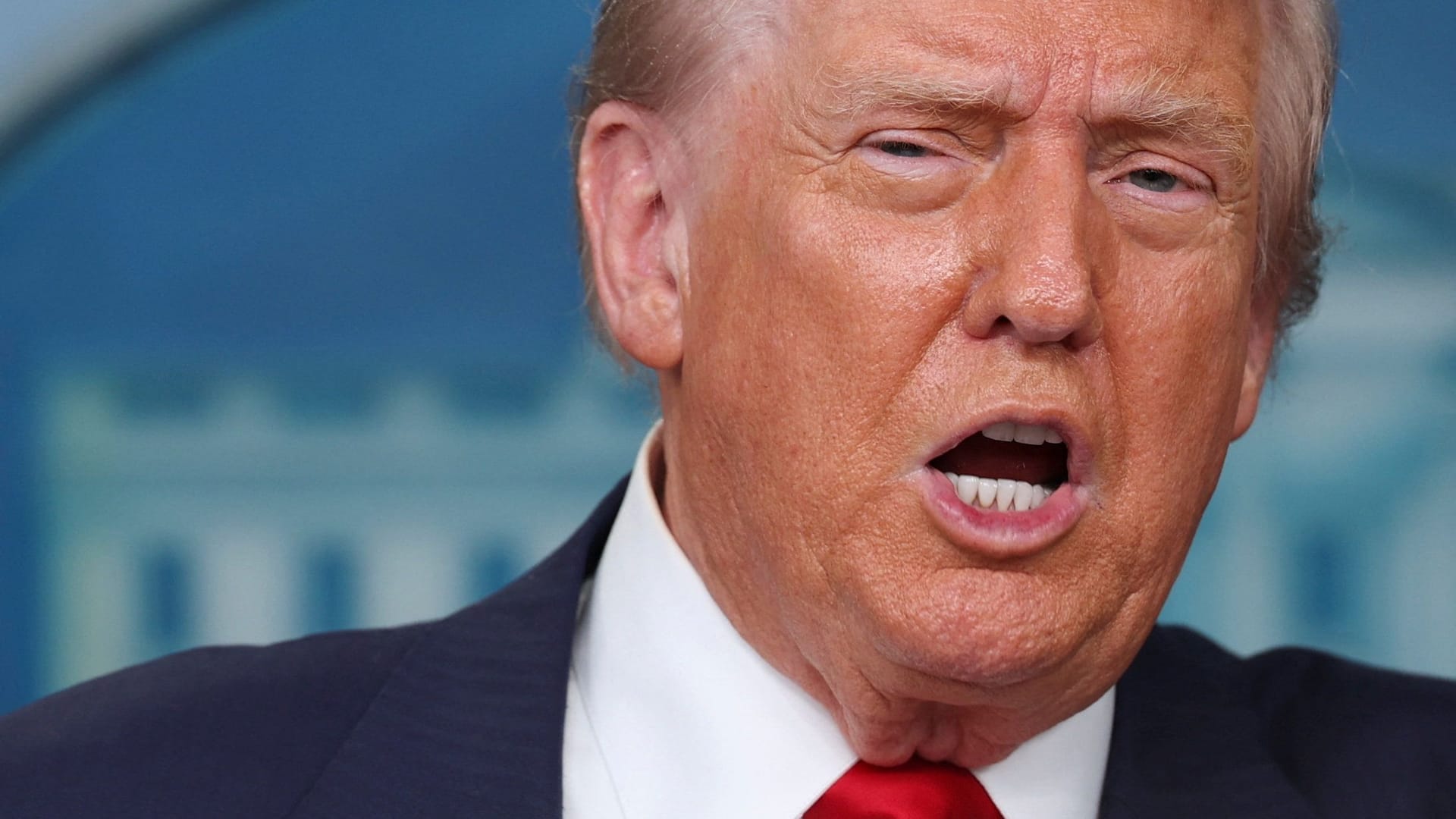 US-Präsident Donald Trump verkündet im Weißen Haus vor Reportern die Machtübernahme in Washington: Die Nationalgarde soll per Dekret einrücken.