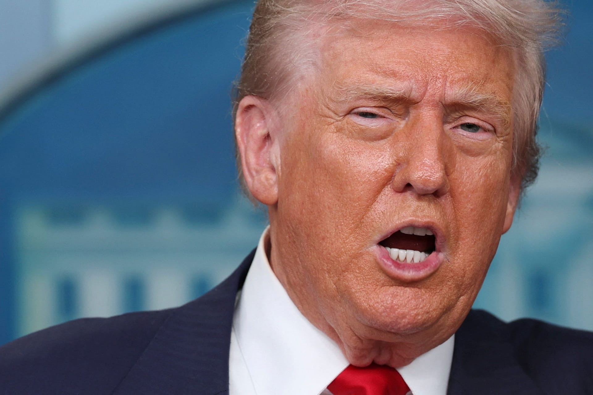 US-Präsident Donald Trump verkündet im Weißen Haus vor Reportern die Machtübernahme in Washington: Die Nationalgarde soll per Dekret einrücken.