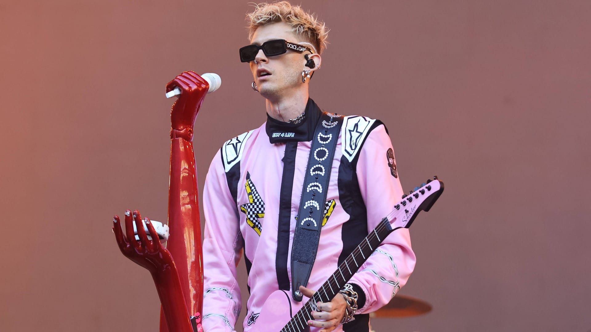 Machine Gun Kelly bei einem Auftritt (Archivbild): Die Ankündigung einer Deutschland-Tour steht offenbar kurz bevor. Machine Gun Kelly bei einem Auftritt (Archivbild): Die Ankündigung einer Deutschland-Tour steht offenbar kurz bevor.