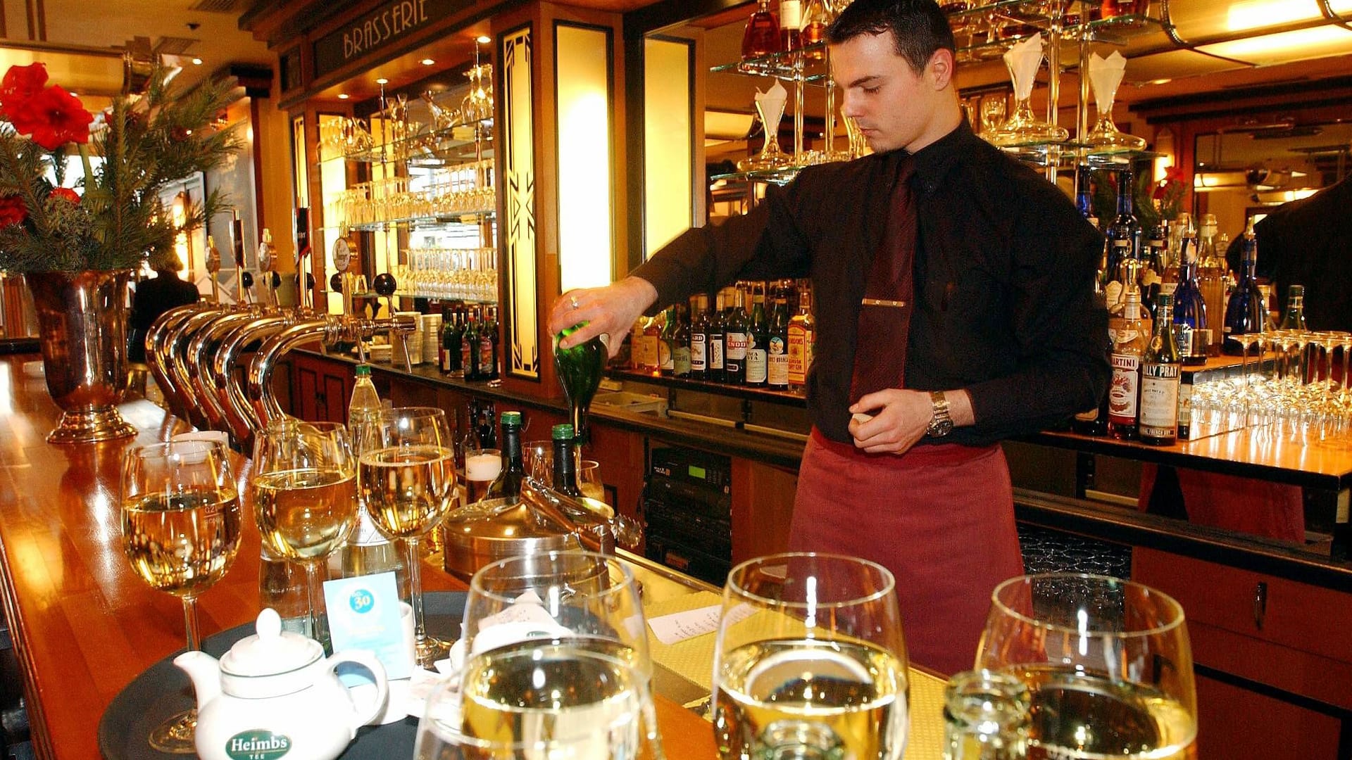 Barkeeper in der Brasserie am Gendarmenmarkt (Archivfoto): Das Lokal schließt nach 26 Jahren. Barkeeper in der Brasserie am Gendarmenmarkt (Archivfoto): Das Lokal schließt nach 26 Jahren.