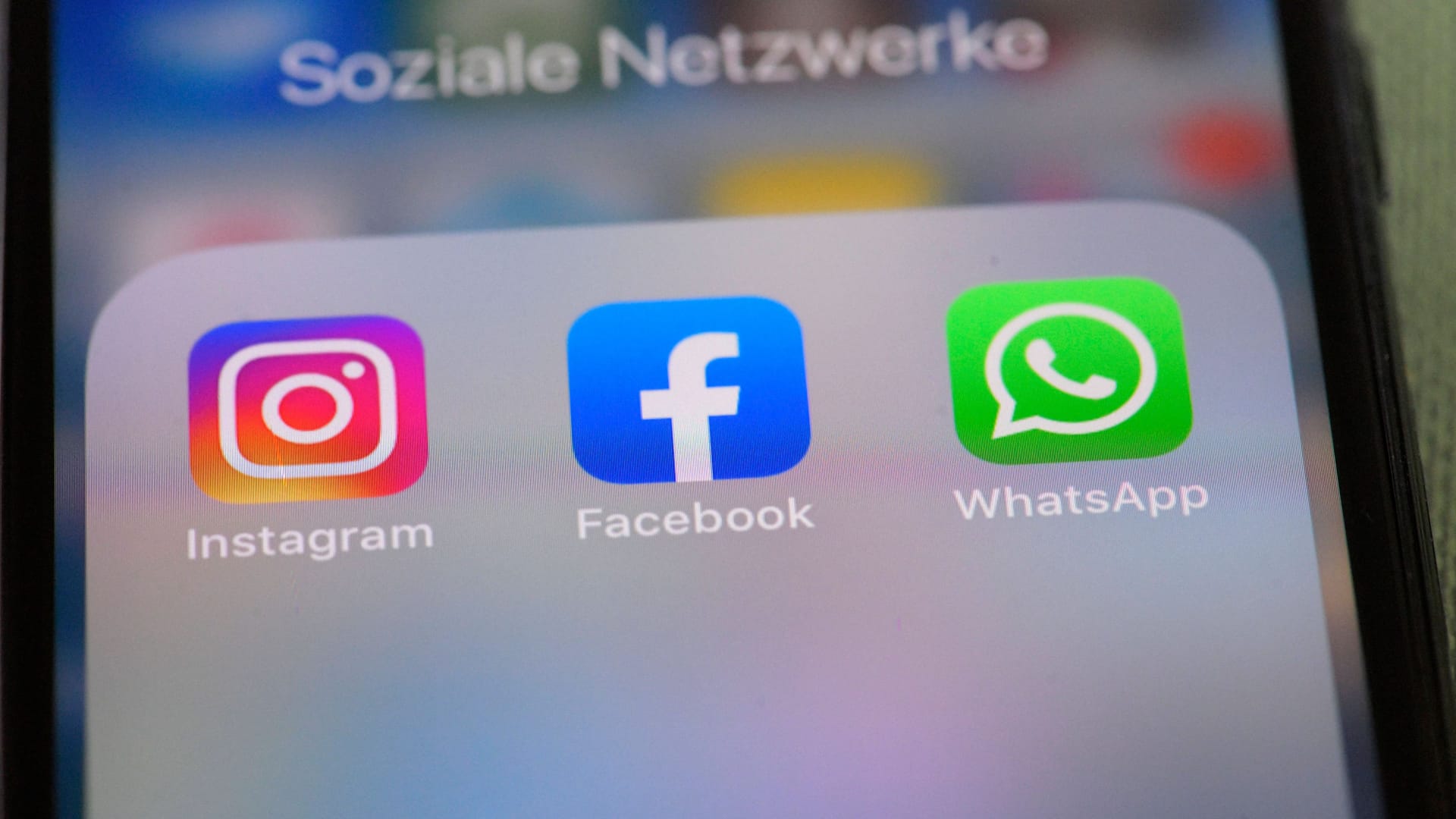 Social-Media-Apps auf einem Smartphone: Im Netz lässt sich Geld verdienen – doch das geht nicht immer mit rechten Dingen zu.