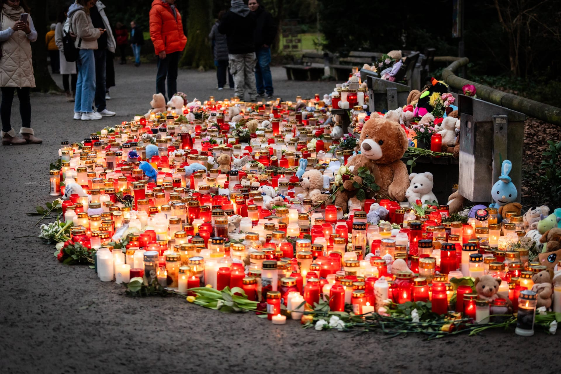 Nach dem Angriff: Eine Gedenkstelle in Aschaffenburg.