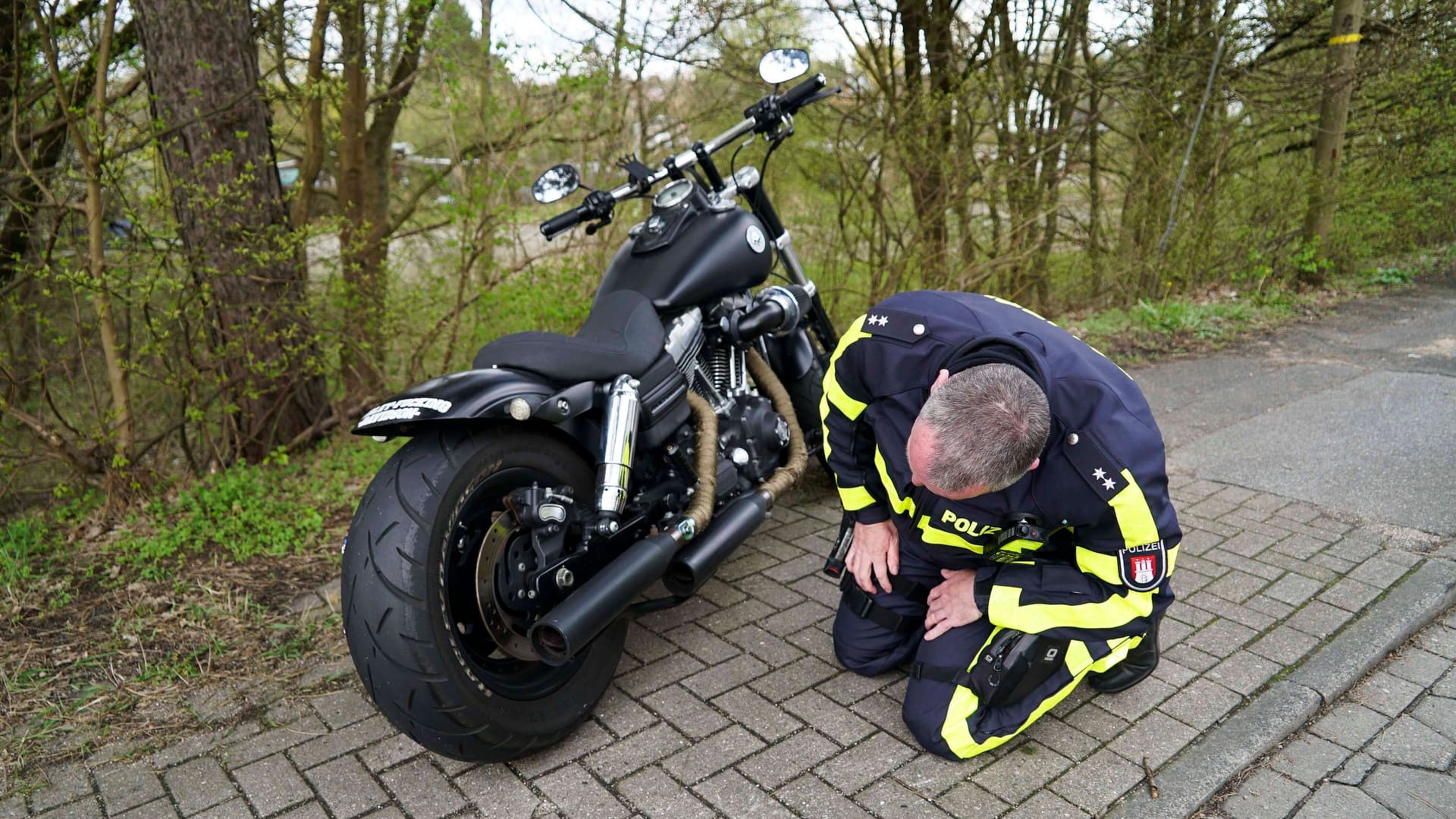 Polizist kontrolliert Motorrad (Symbolfoto): Gegen mehrere Personen wurden Anzeigen gefertigt.