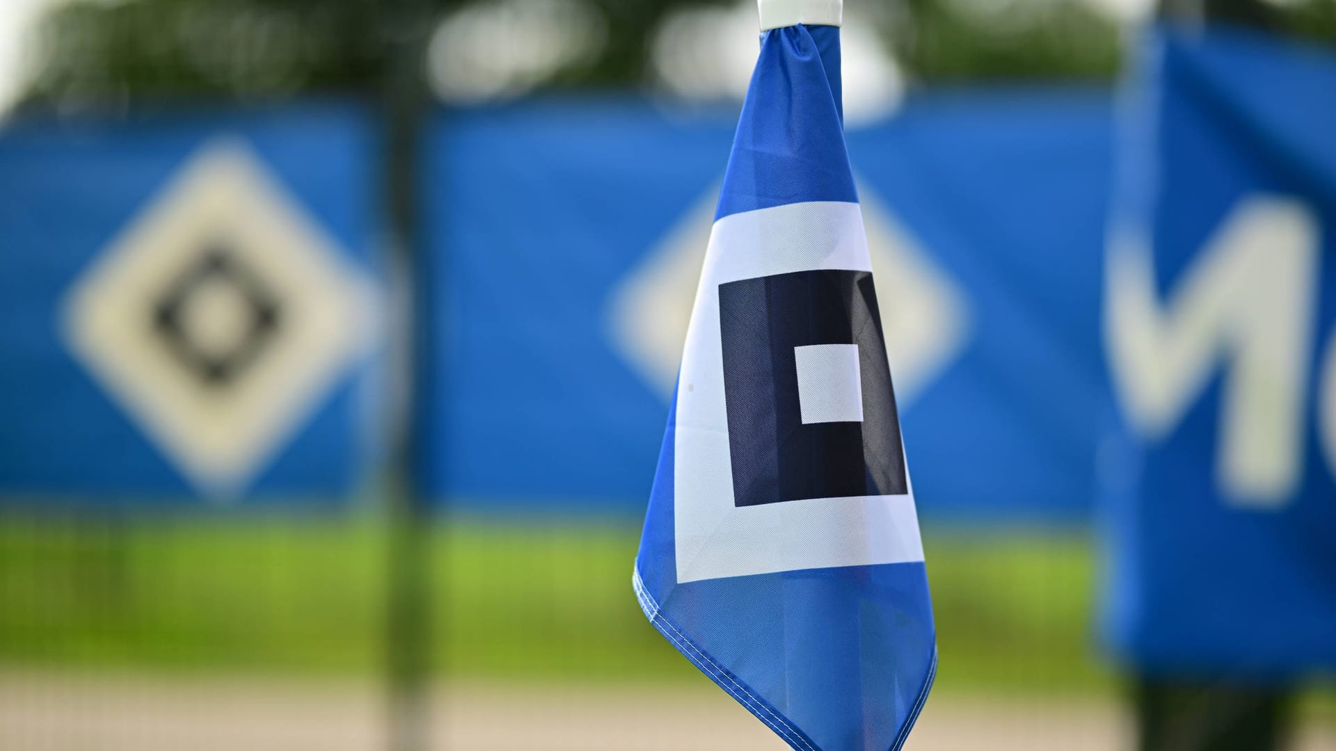 Eine Fahne mit der HSV-Raute (Symbolbild): Die U19 der Hamburger hat sich im kleinen Nordderby bei Werder Bremen klar durchgesetzt. Eine Fahne mit der HSV-Raute (Symbolbild): Die U19 der Hamburger hat sich im kleinen Nordderby bei Werder Bremen klar durchgesetzt.