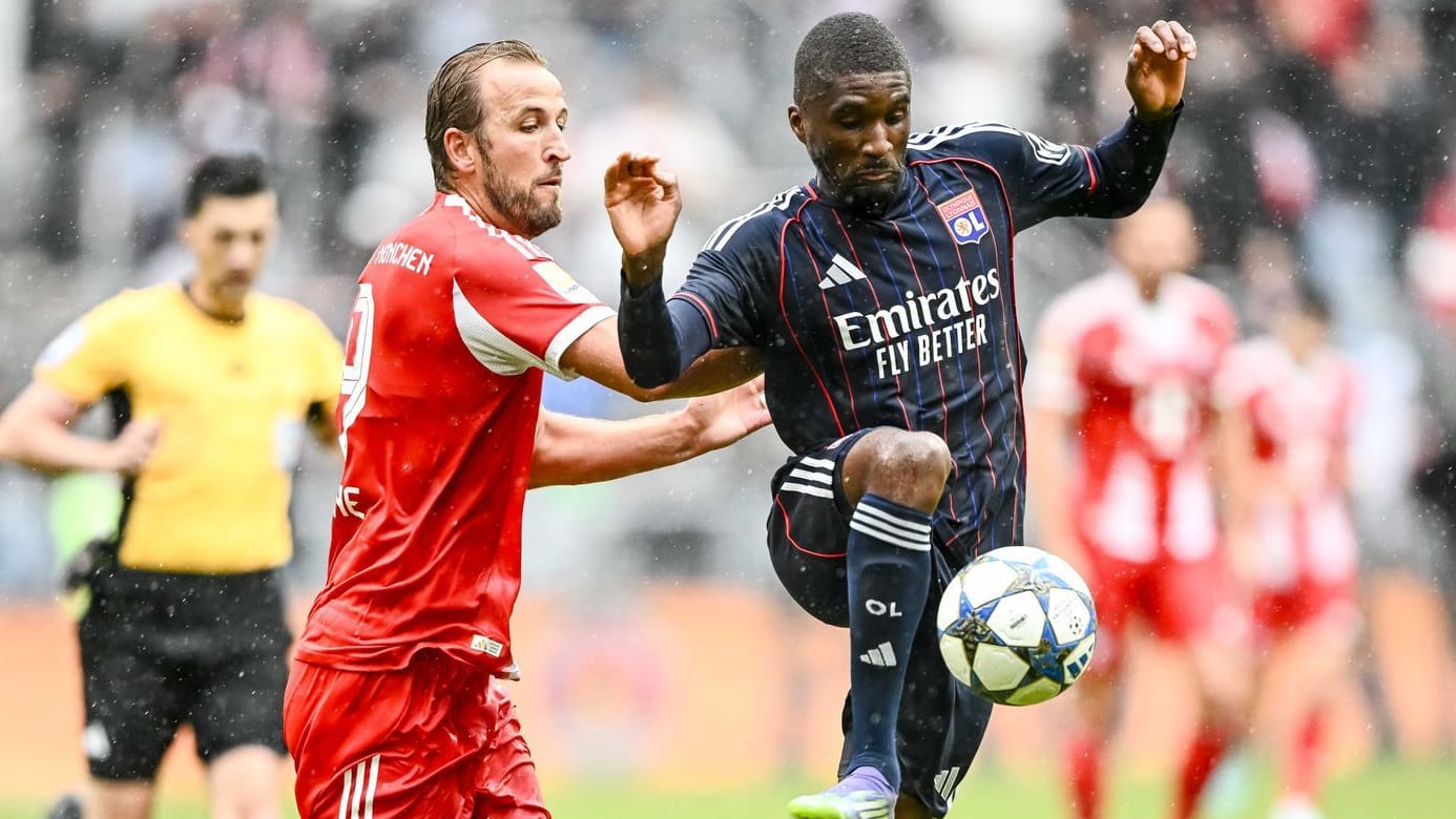 Harry Kane (l.) im Duell mit Lyons Clinton Mata.