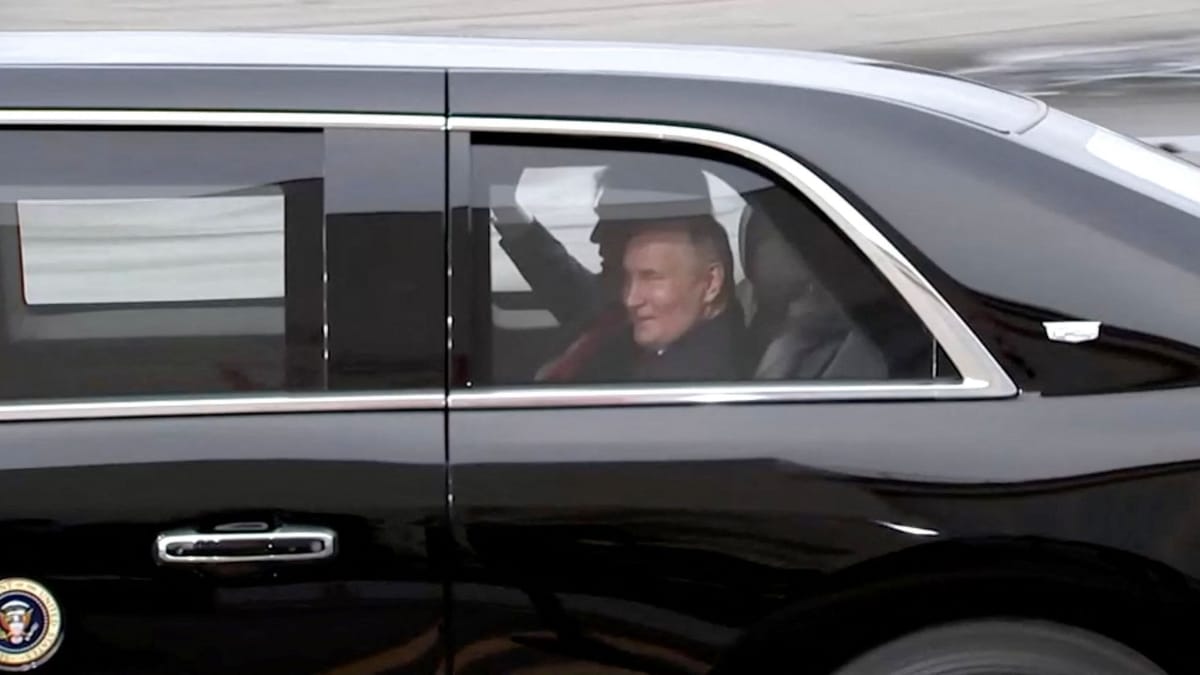 Trump und Putin in Alaska: Drei kuriose Szenen werfen Fragen auf