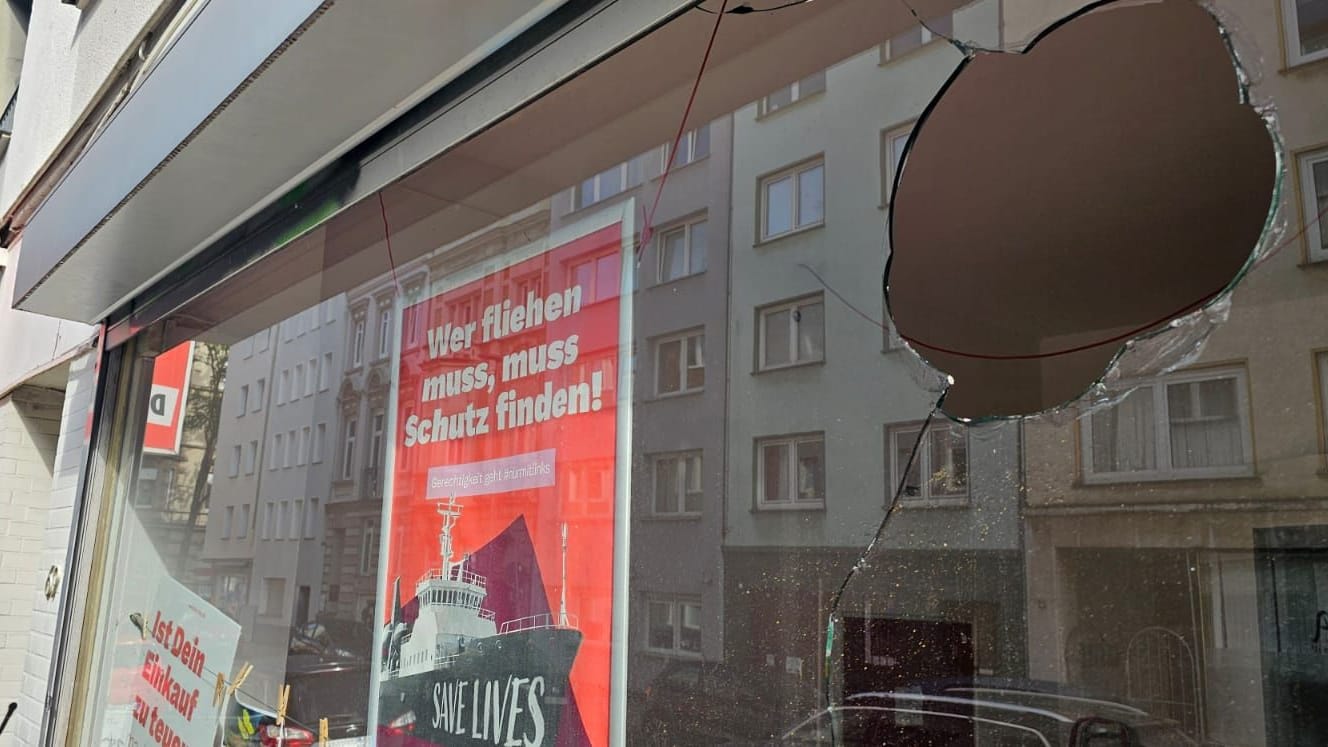 Zerbrochene Scheibe des Linken-Büros: Der Staatsschutz ermittelt wegen politisch motiviertem Vandalismus.