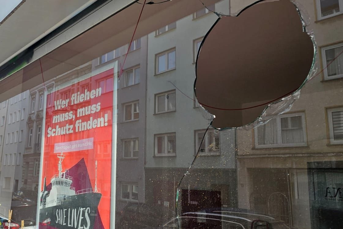Zerbrochene Scheibe des Linken-Büros: Der Staatsschutz ermittelt wegen politisch motiviertem Vandalismus.