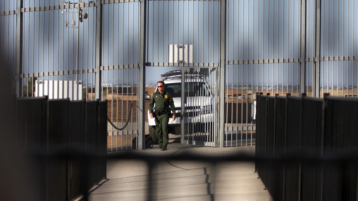 USA | Trump ordnet an: Zaun zu Mexiko wird schwarz gestrichen