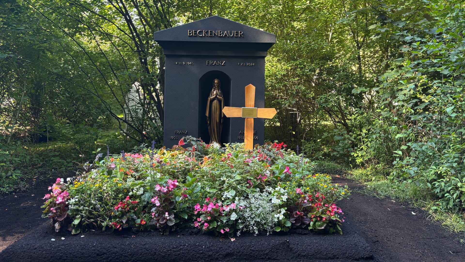 Auf dem Friedhof am Perlacher Forst wurde Franz Beckenbauer in dem Grab seiner Eltern Franz und Antonie Beckenbauer beigesetzt. Auf dem Friedhof am Perlacher Forst wurde Franz Beckenbauer in dem Grab seiner Eltern Franz und Antonie Beckenbauer beigesetzt.