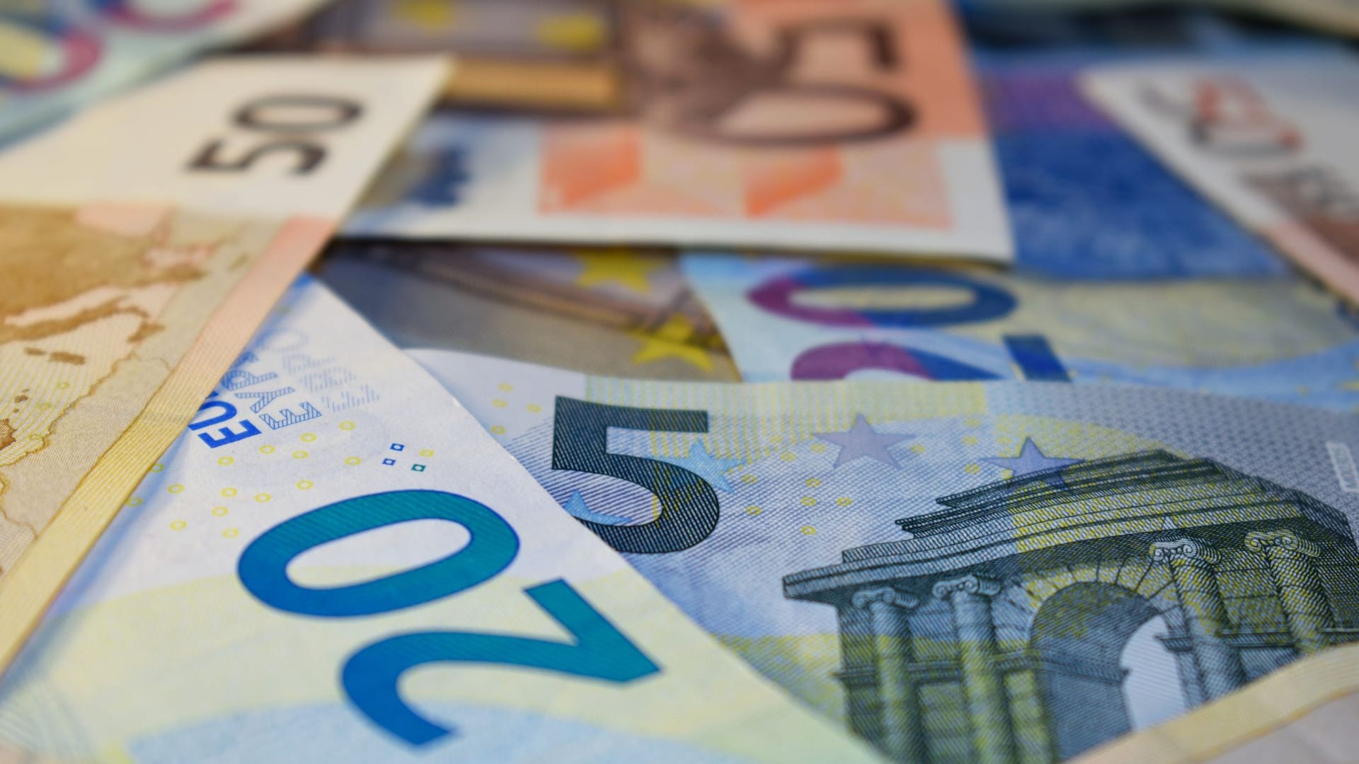 Geldscheine: Deutsche Sparer lassen jedes Jahr viele Euro liegen.