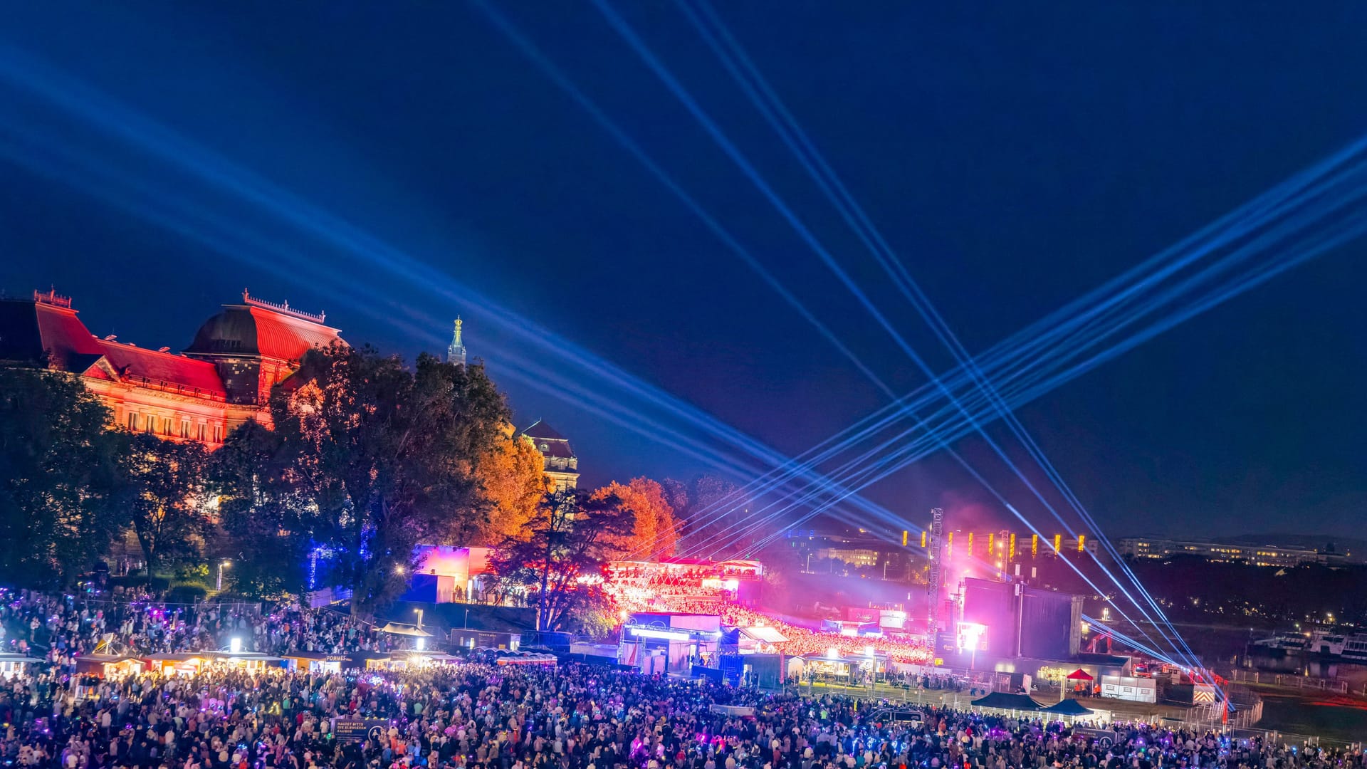 An zwei Wochenenden wurde Dresden zum Mekka für fast 50.000 Fans, die Roland Kaiser und seine Band live am Elbufer erleben wollten. (Erchivbild)