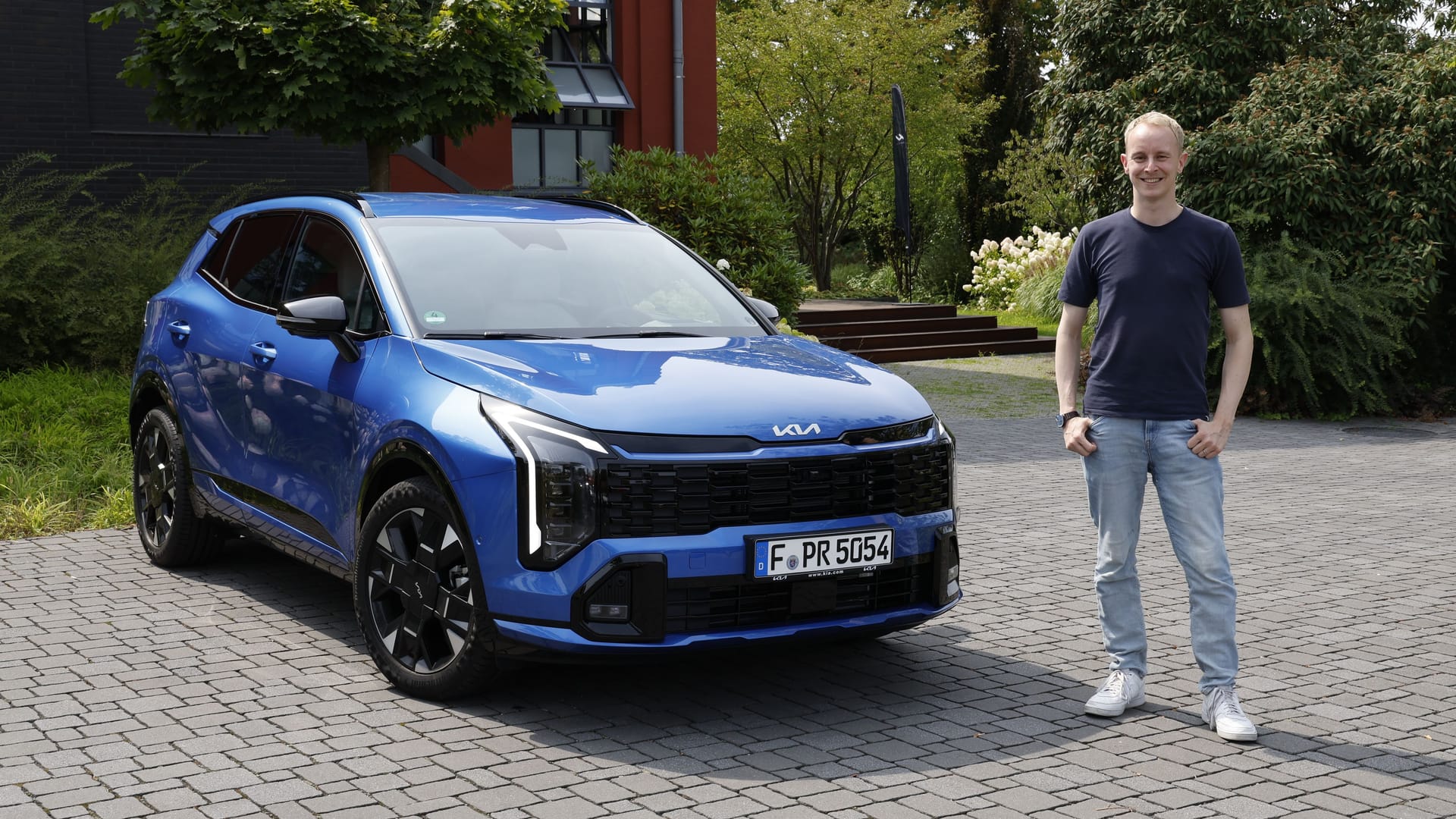 Redakteur Clausen am gelifteten Sportage.