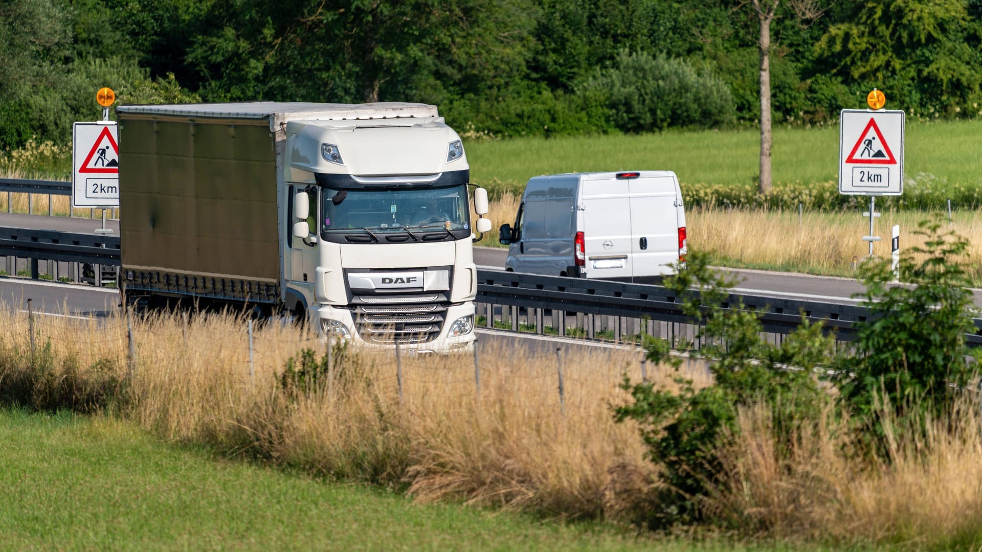 Lkw auf einer Autobahn (Symbolfoto): In Niedersachsen fiel ein Lkw-Fahrer der Polizei auf.