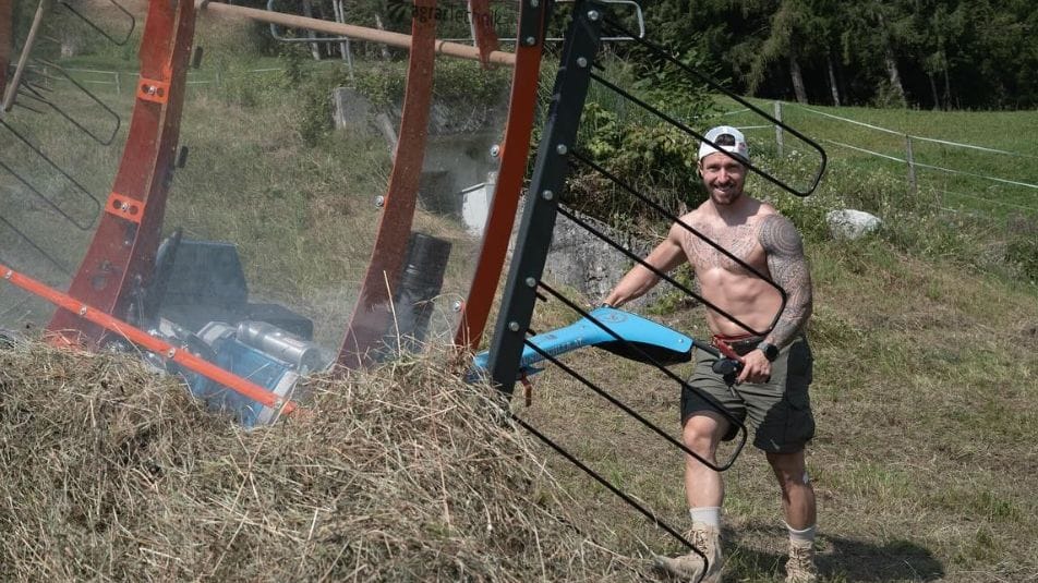 Packt auch in der heimischen Landwirtschaft an: Skifahrer Marcel Hirscher.