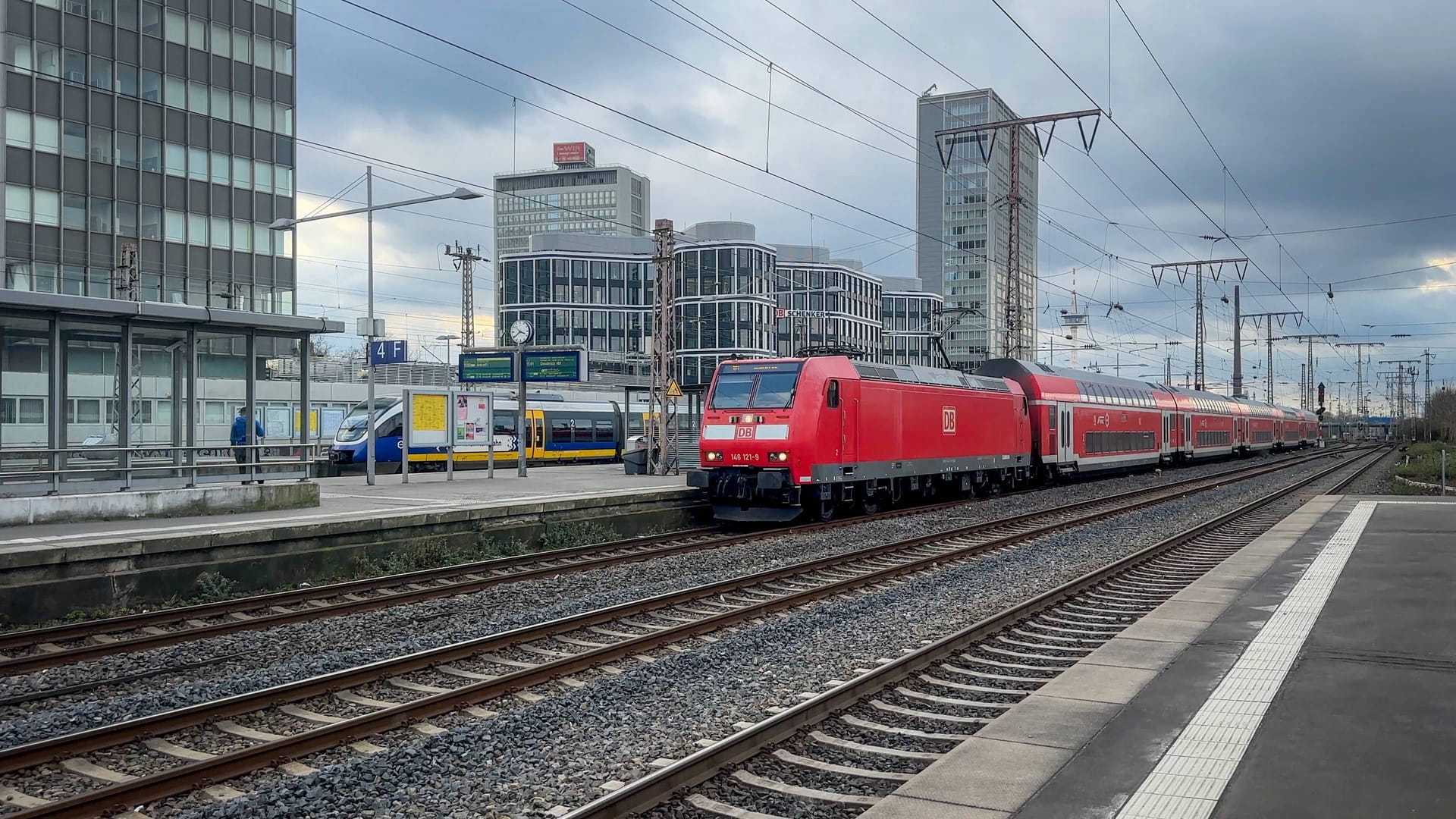Ein Regionalzug fährt in den Düsseldorfer Hauptbahnhof ein (Archivbild): Die Strecke nach Duisburg zählt zu den meistbefahrenen Verbindungen Deutschlands.