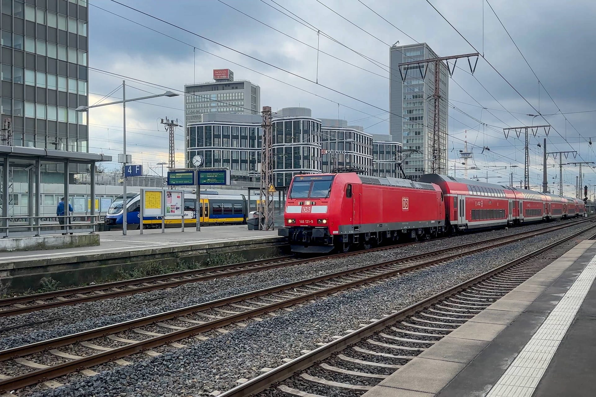 Ein Regionalzug fährt in den Düsseldorfer Hauptbahnhof ein (Archivbild): Die Strecke nach Duisburg zählt zu den meistbefahrenen Verbindungen Deutschlands.