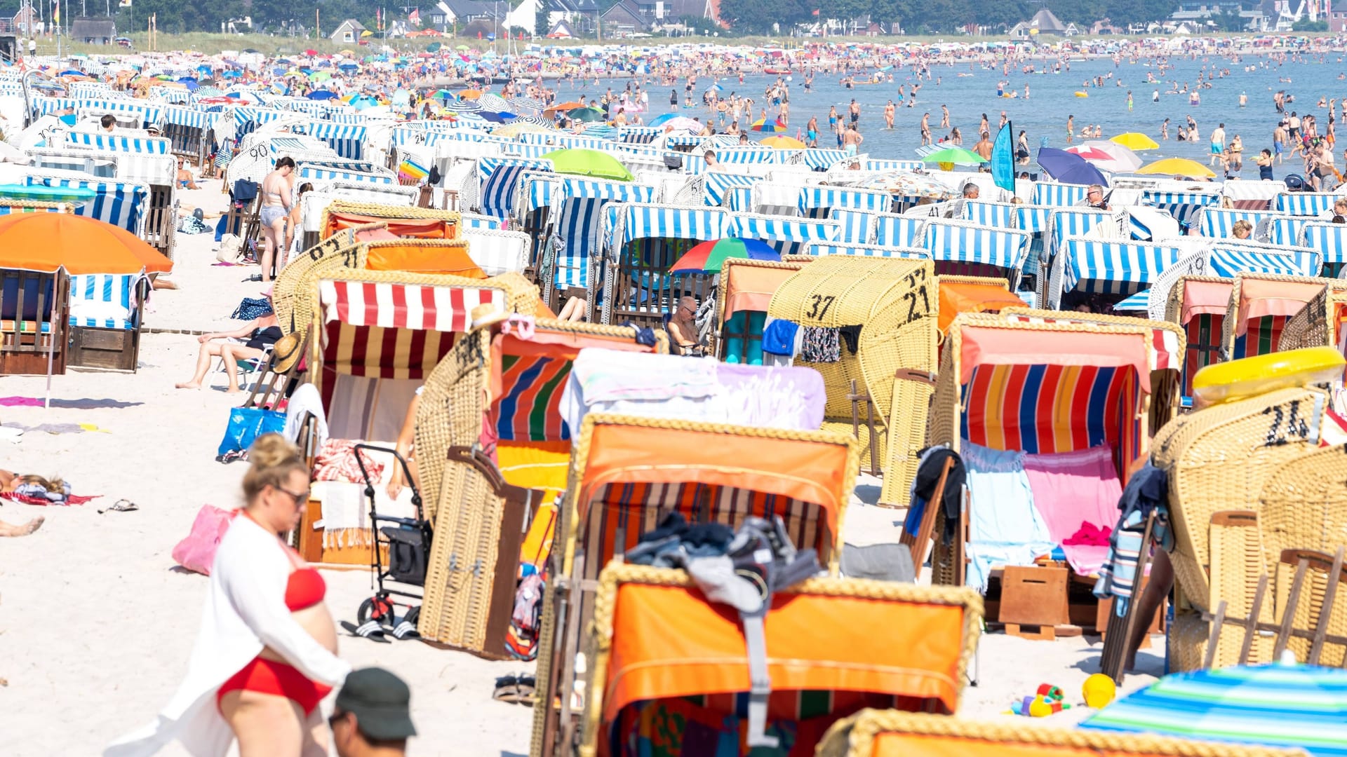 Ein voller Strand an der Ostsee (Symbolbild): Viele Eltern verlängern die Ferien eigenmächtig, um der Hauptsaison aus dem Weg zu gehen – das ist nicht erlaubt.