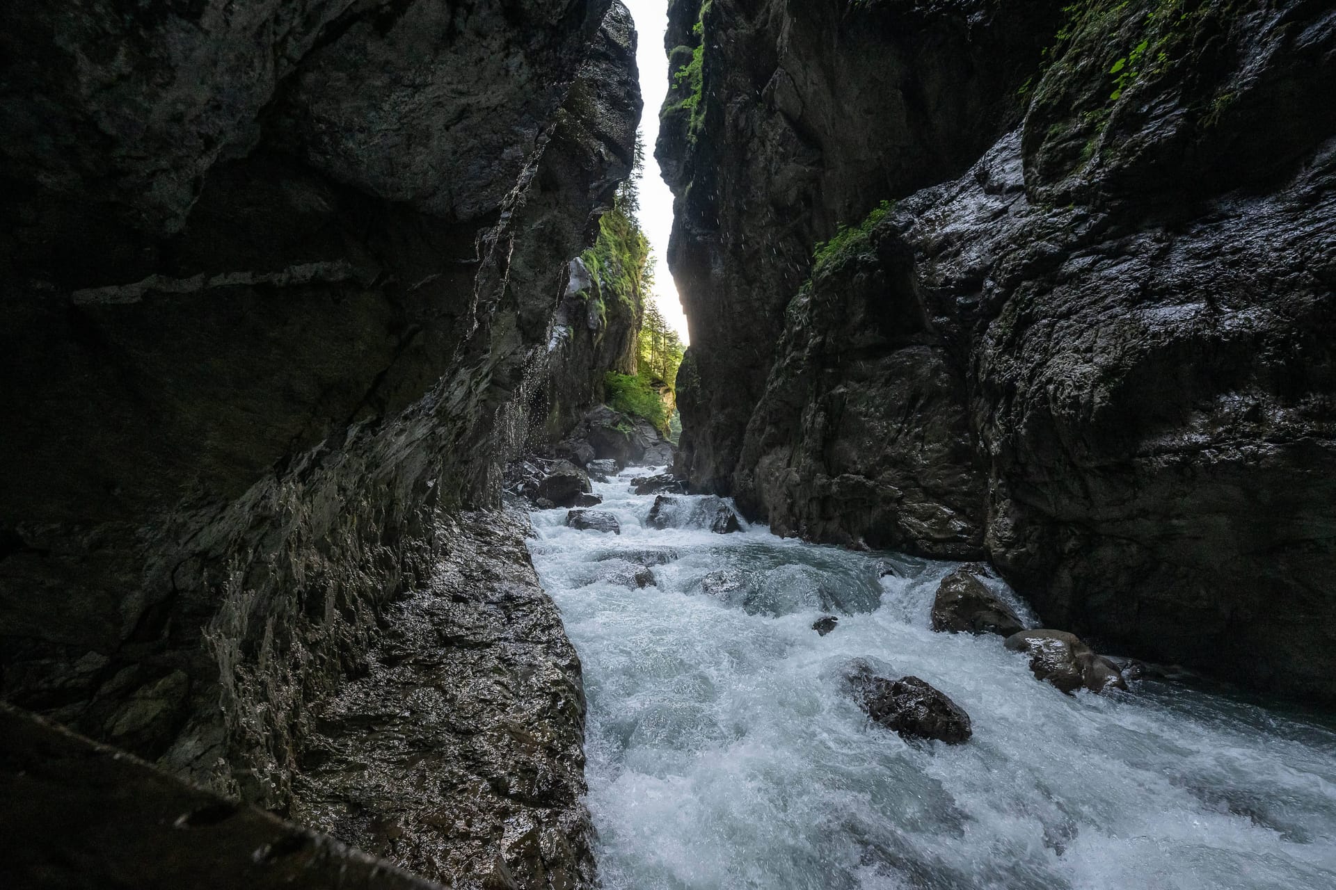 Der Fluss Partnach bei Garmisch-Partenkirchen (Archivbild): Eine Urlauberin ging ins Wasser und stürzte einen Wasserfall hinunter.