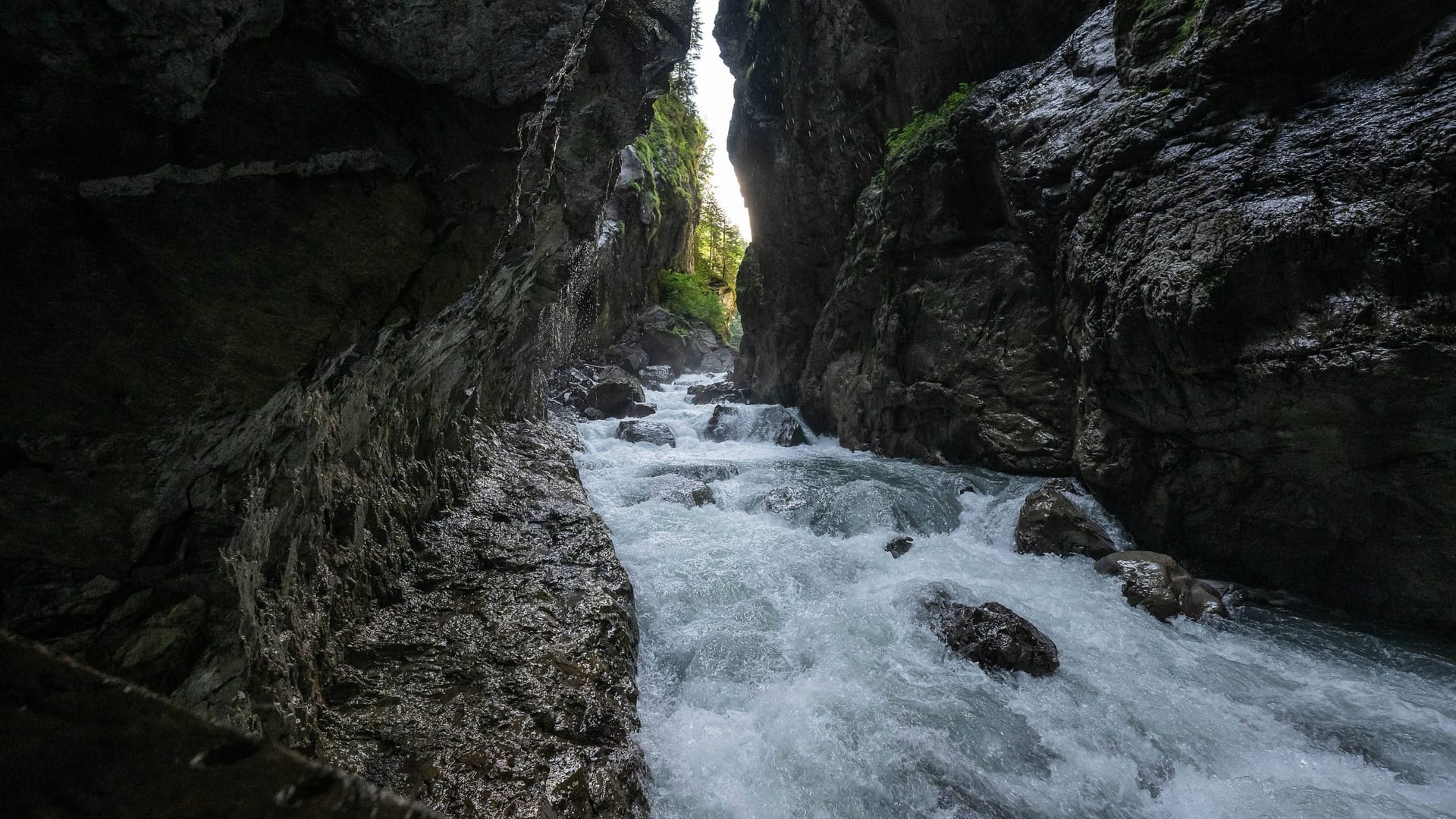 Der Fluss Partnach bei Garmisch-Partenkirchen (Archivbild): Eine Urlauberin ging ins Wasser und stürzte einen Wasserfall hinunter.