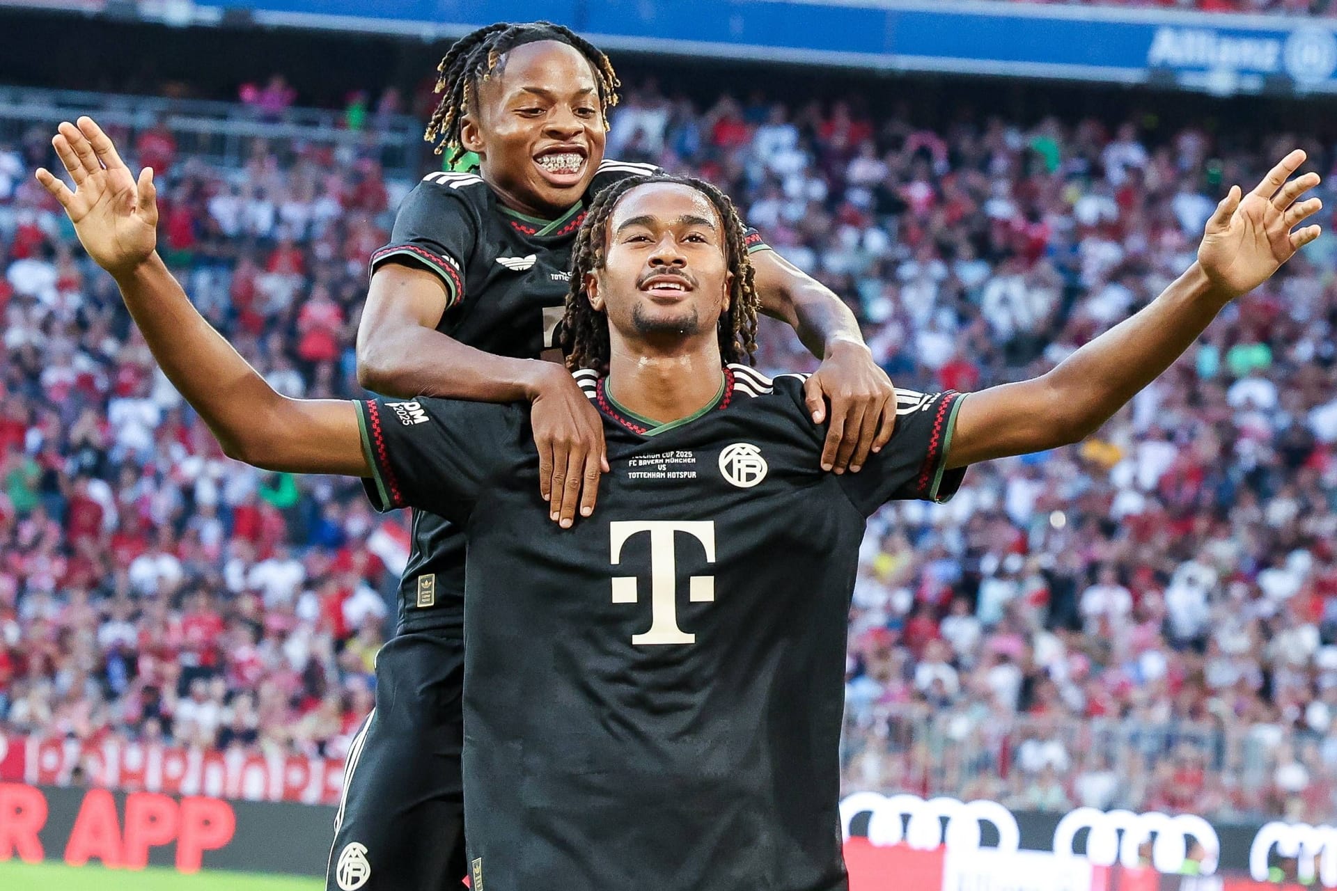 Setzte den Schlusspunkt zum 4:0: Bayerns Youngster Jonah Kusi-Asare lässt sich feiern.
