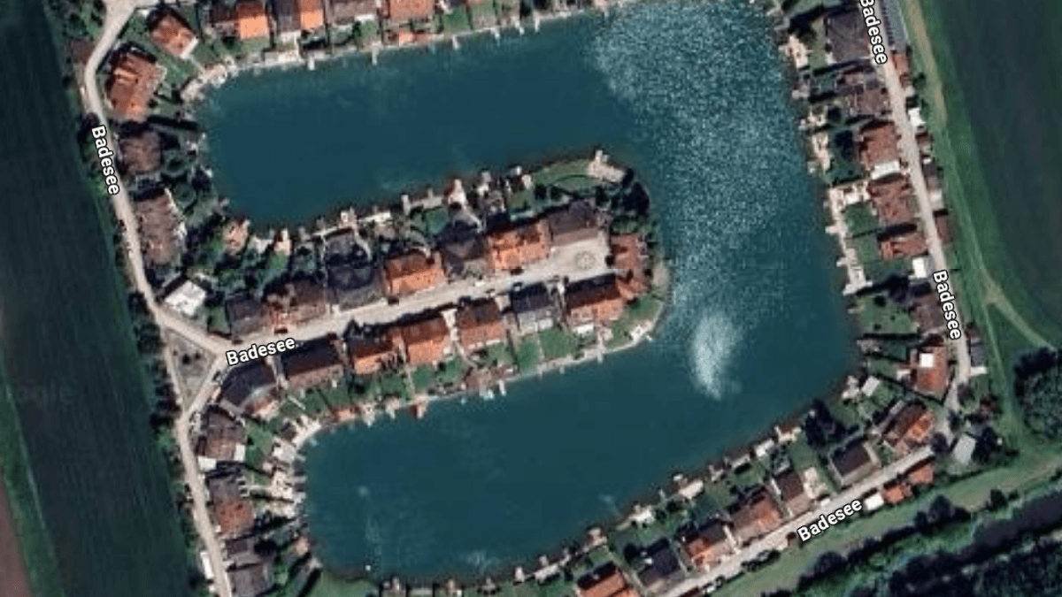 Häuser am Badesee Trautmannsdorf: Eins von ihnen steht seit Monaten zum Verkauf, aber es findet sich kein Käufer.