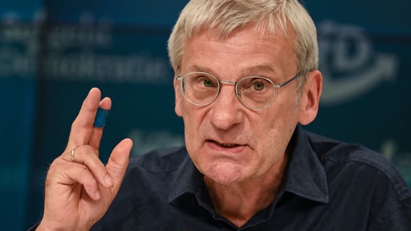 Hans-Christoph Berndt, Fraktionsvorsitzender der AfD Brandenburg, gibt ein Statement zur Veröffentlichung eines Einstufungsvermerks zur AfD Brandenburg als rechtsextrem. Hans-Christoph Berndt, Fraktionsvorsitzender der AfD Brandenburg, gibt ein Statement zur Veröffentlichung eines Einstufungsvermerks zur AfD Brandenburg als rechtsextrem.