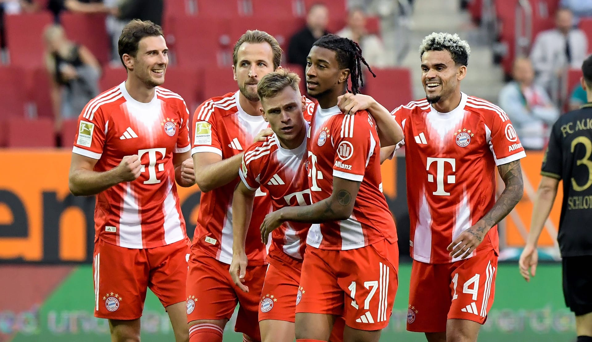 Knapper Sieg nach klarer Führung: Der FC Bayern gibt beim FC Augsburg fast noch eine 3:0-Führung ab, rettet den Sieg aber noch über die Zeit. Ein Mannschaftsteil präsentiert sich schwach – aber Münchner überragt. Die Einzelkritik. Knapper Sieg nach klarer Führung: Der FC Bayern gibt beim FC Augsburg fast noch eine 3:0-Führung ab, rettet den Sieg aber noch über die Zeit. Ein Mannschaftsteil präsentiert sich schwach – aber Münchner überragt. Die Einzelkritik.