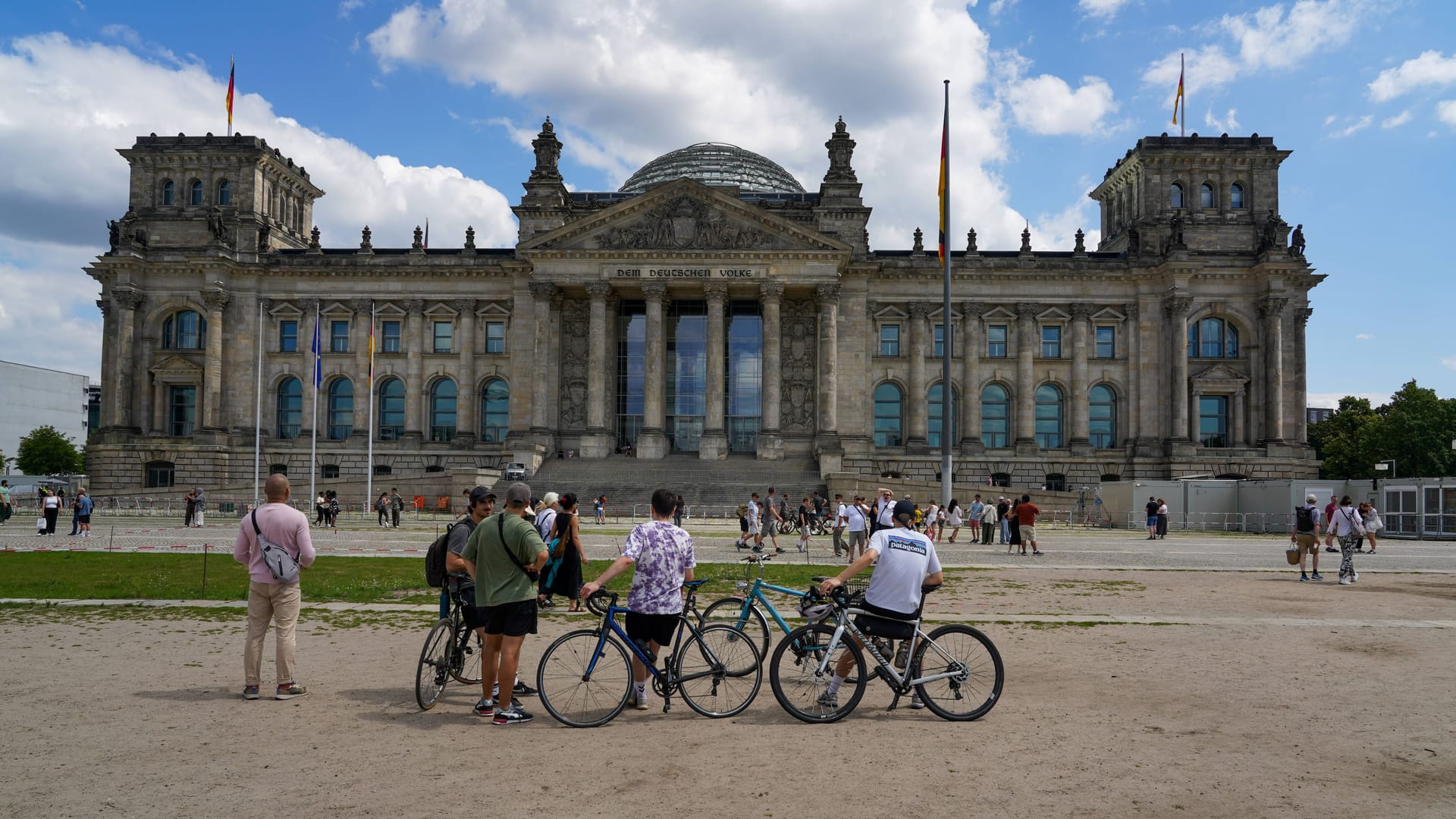 Fahrradfahrer vor dem Bundestag (Symbolfoto): Der Platz auf der Rückseite des Parlaments ist seit einigen Wochen dauerhaft gesperrt. Fahrradfahrer vor dem Bundestag (Symbolfoto): Der Platz auf der Rückseite des Parlaments ist seit einigen Wochen dauerhaft gesperrt.