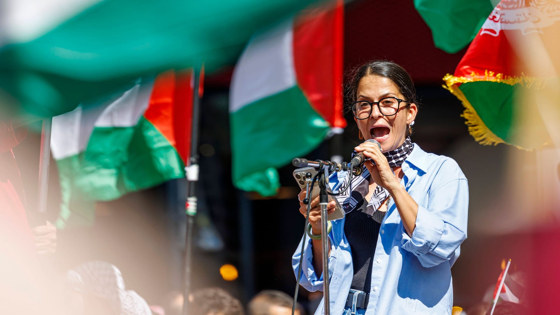 Demonstration Wien: Großdemo für Gaza: Die österreichische Regierung muss jetzt handeln *** Demonstration Vienna: Mass Demonstration for Gaza: The Austrian Government Must Act Now Über 40 zivilgesellschaftliche Gruppen mobilisieren auf Initiative der Palästinensischen Gemeinde Österreich gemeinsam für ein sofortiges Ende des Völkermords, einen sofortigen Waffenstillstand und die uneingeschränkte Zulassung humanitärer Hilfe. Im Bild: Aktivistin Yasemin Acar Freedom Flotilla Coalition am Samstag, 28. Juni 2025 im Rahmen der Demonstration Demonstration Wien: Großdemo für Gaza: Die österreichische Regierung muss jetzt handeln in Wien. Demonstration Wien: Großdemo für Gaza: Die österreichische Regierung muss jetzt handeln *** Demonstration Vienna: Mass Demonstration for Gaza: The Austrian Government Must Act Now Über 40 zivilgesellschaftliche Gruppen mobilisieren auf Initiative der Palästinensischen Gemeinde Österreich gemeinsam für ein sofortiges Ende des Völkermords, einen sofortigen Waffenstillstand und die uneingeschränkte Zulassung humanitärer Hilfe. Im Bild: Aktivistin Yasemin Acar Freedom Flotilla Coalition am Samstag, 28. Juni 2025 im Rahmen der Demonstration Demonstration Wien: Großdemo für Gaza: Die österreichische Regierung muss jetzt handeln in Wien.