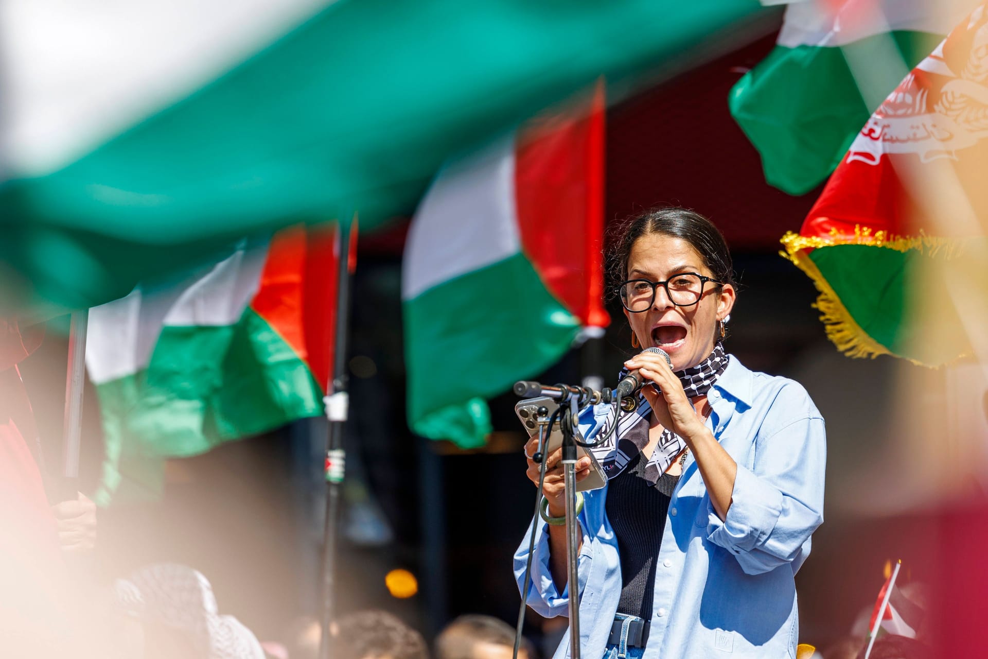 Demonstration Wien: Großdemo für Gaza: Die österreichische Regierung muss jetzt handeln *** Demonstration Vienna: Mass Demonstration for Gaza: The Austrian Government Must Act Now Über 40 zivilgesellschaftliche Gruppen mobilisieren auf Initiative der Palästinensischen Gemeinde Österreich gemeinsam für ein sofortiges Ende des Völkermords, einen sofortigen Waffenstillstand und die uneingeschränkte Zulassung humanitärer Hilfe. Im Bild: Aktivistin Yasemin Acar Freedom Flotilla Coalition am Samstag, 28. Juni 2025 im Rahmen der Demonstration Demonstration Wien: Großdemo für Gaza: Die österreichische Regierung muss jetzt handeln in Wien.