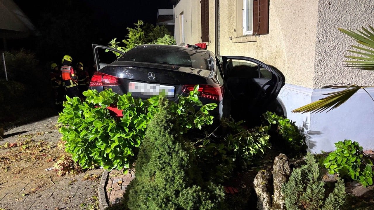 Der verunfallte Mercedes: Bei dem Unfall kamen zwei junge Menschen ums Leben. Der verunfallte Mercedes: Bei dem Unfall kamen zwei junge Menschen ums Leben.