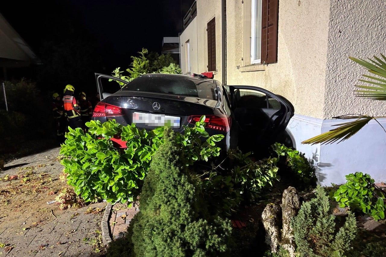 Der verunfallte Mercedes: Bei dem Unfall kamen zwei junge Menschen ums Leben.