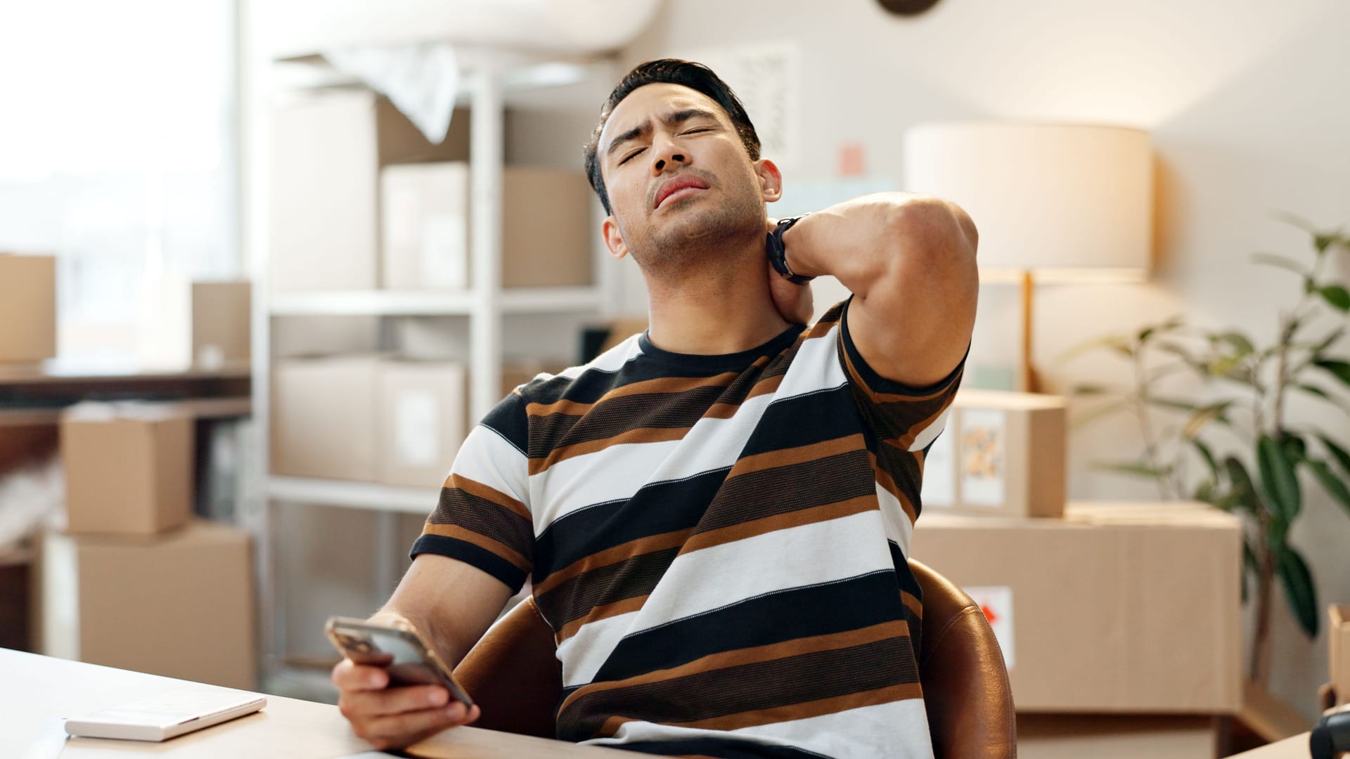 Die übermäßige und falsche Belastung der Halswirbelsäule beim Blick aufs Smartphone kann zu Schmerzen im Schulter- und Nackenbereich führen. Die übermäßige und falsche Belastung der Halswirbelsäule beim Blick aufs Smartphone kann zu Schmerzen im Schulter- und Nackenbereich führen.