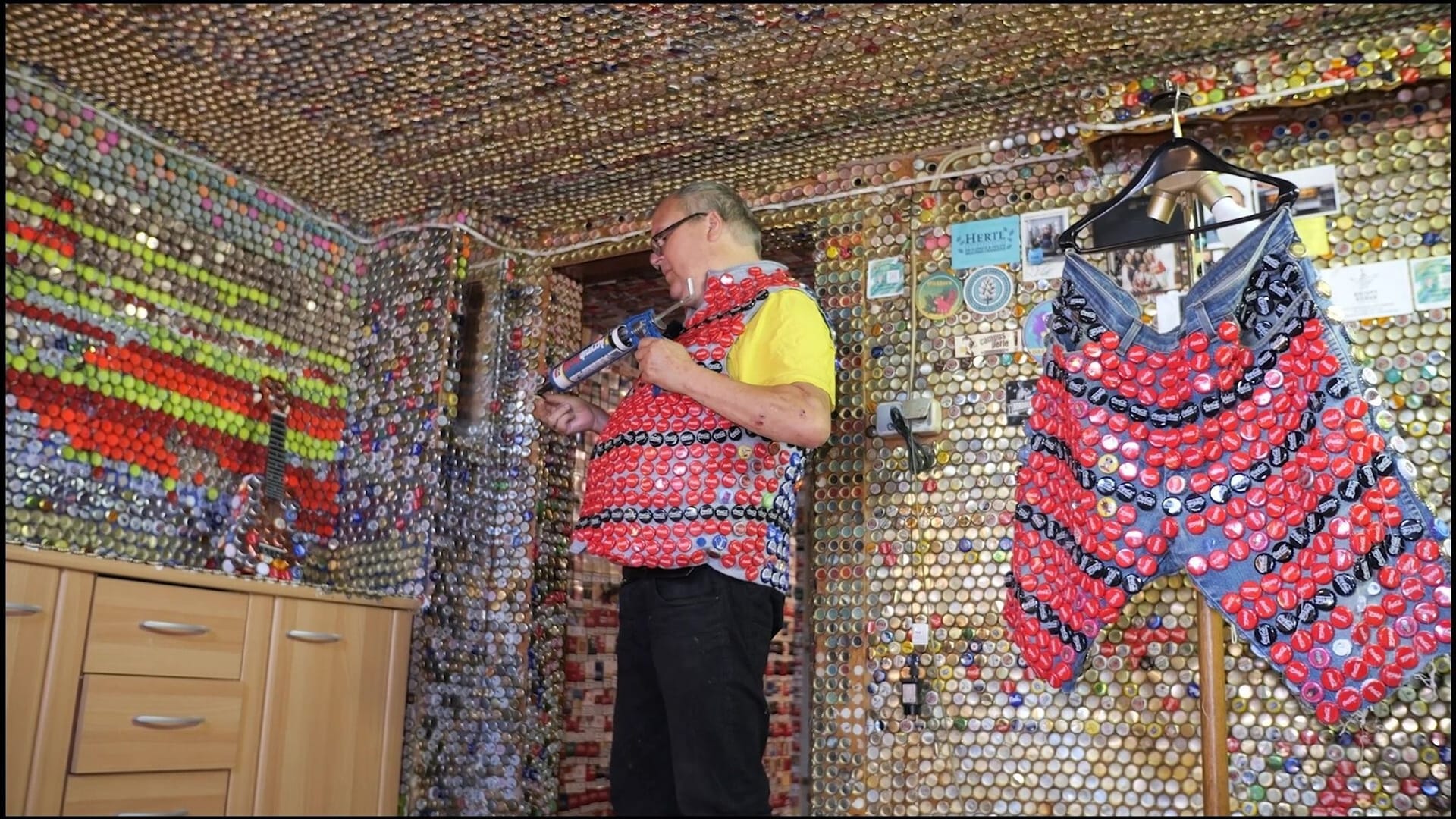 Frührentner schmückt sein Haus mit rund 130.000 Kronkorken Frührentner schmückt sein Haus mit rund 130.000 Kronkorken