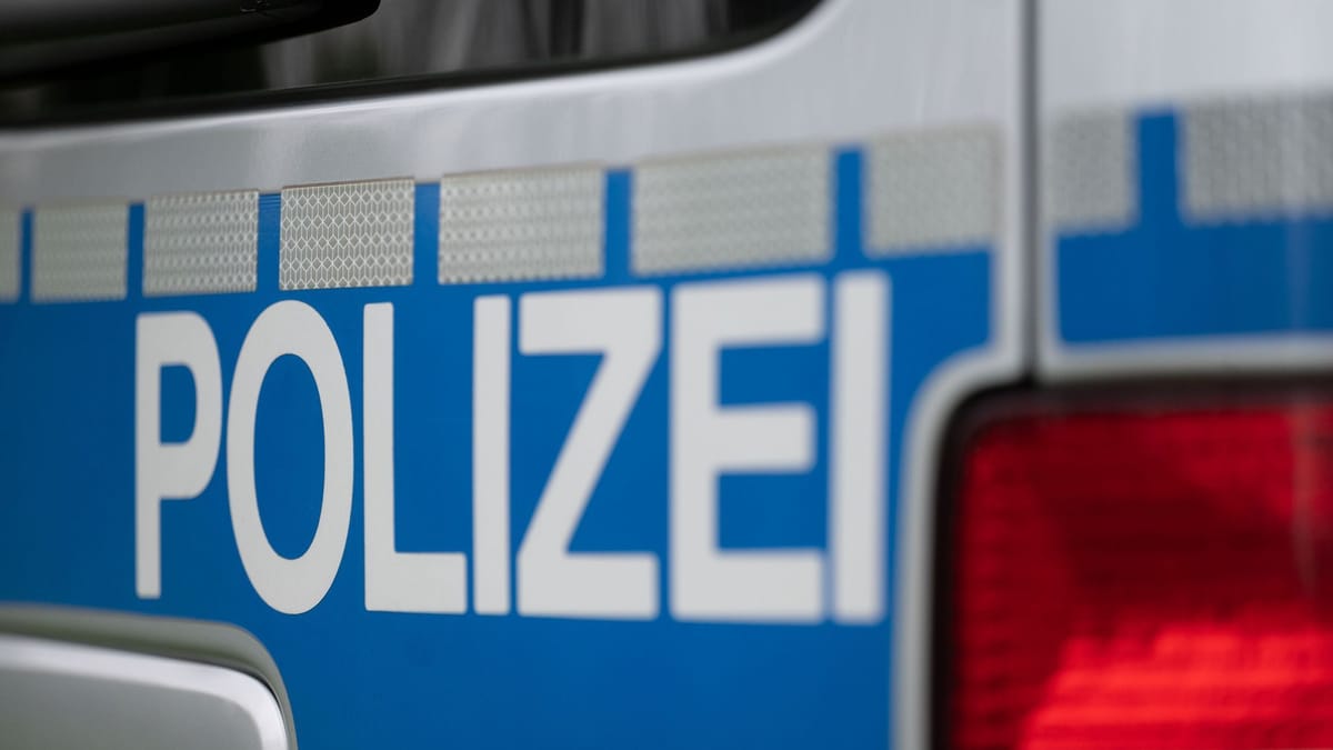 Berlin: Unbekannter würgt 52-Jährigen in Kneipe bewusstlos