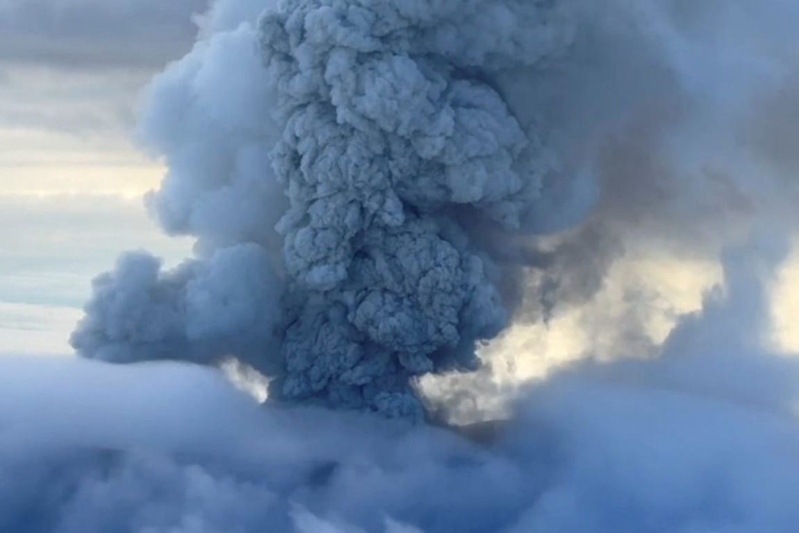 Folge des Erdbebens: Eruption des Krascheninnikow-Vulkans in der Kamschatka-Region.